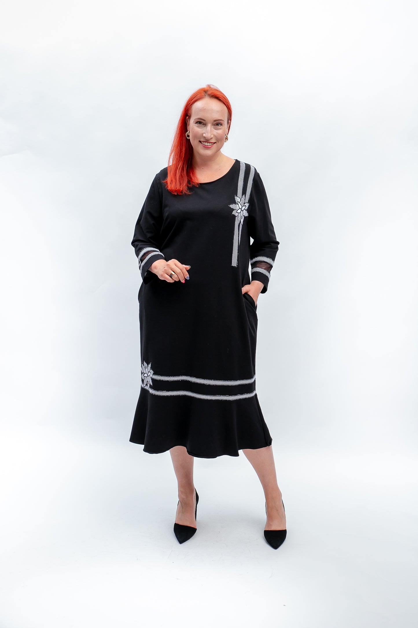 Melna kleita ar baltām detaļām