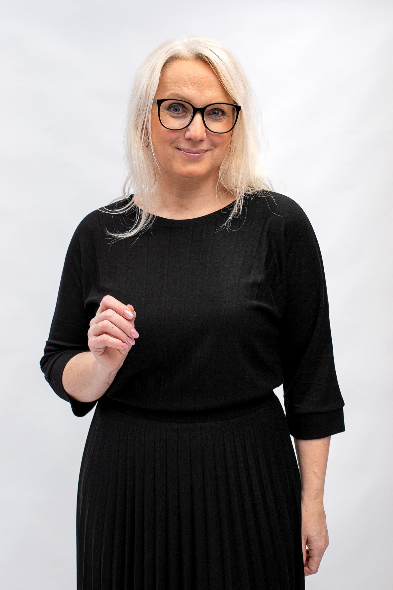 Melna viskozes kleita