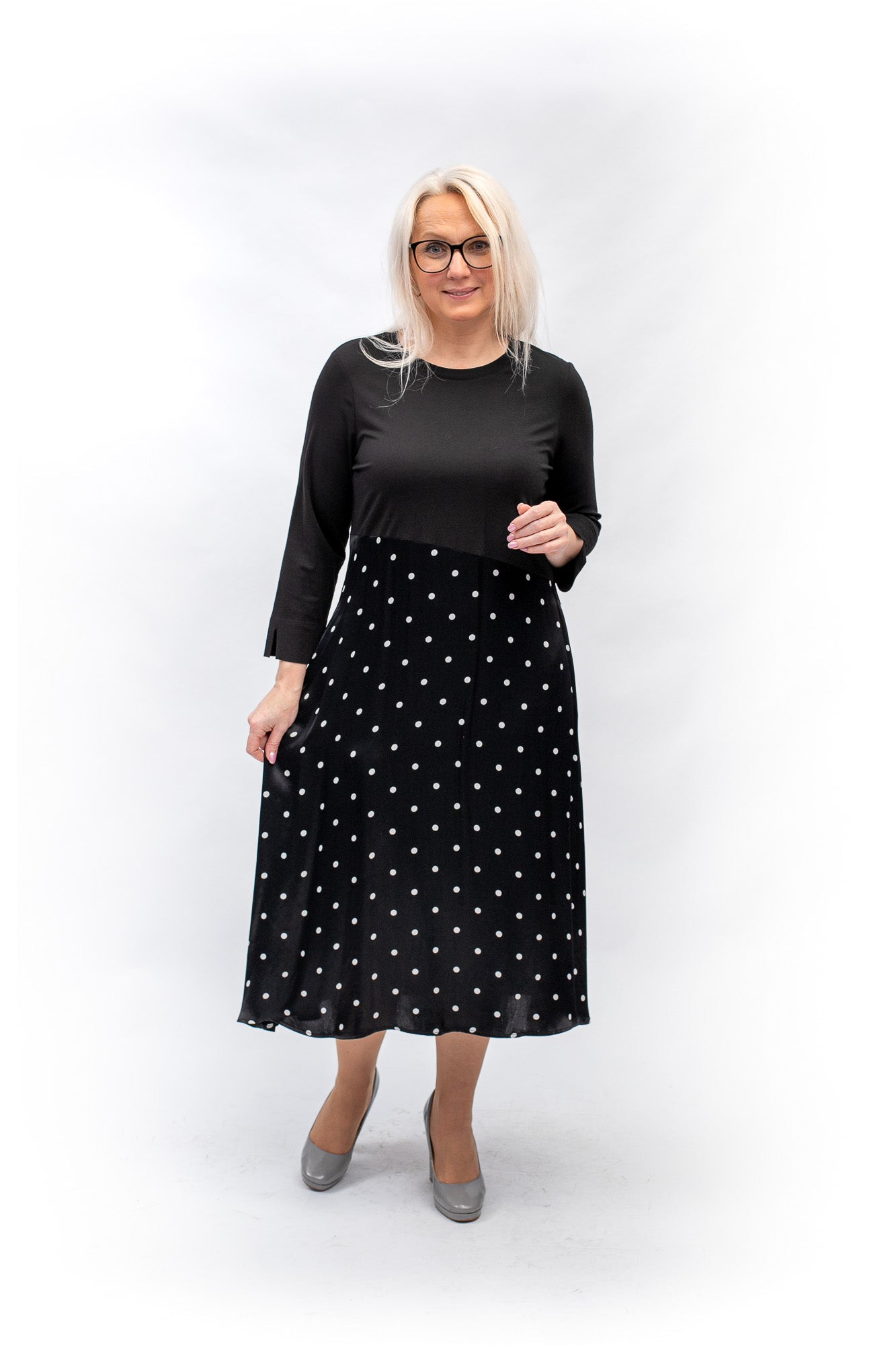 Melna kleita ar pumpiņ rakstu