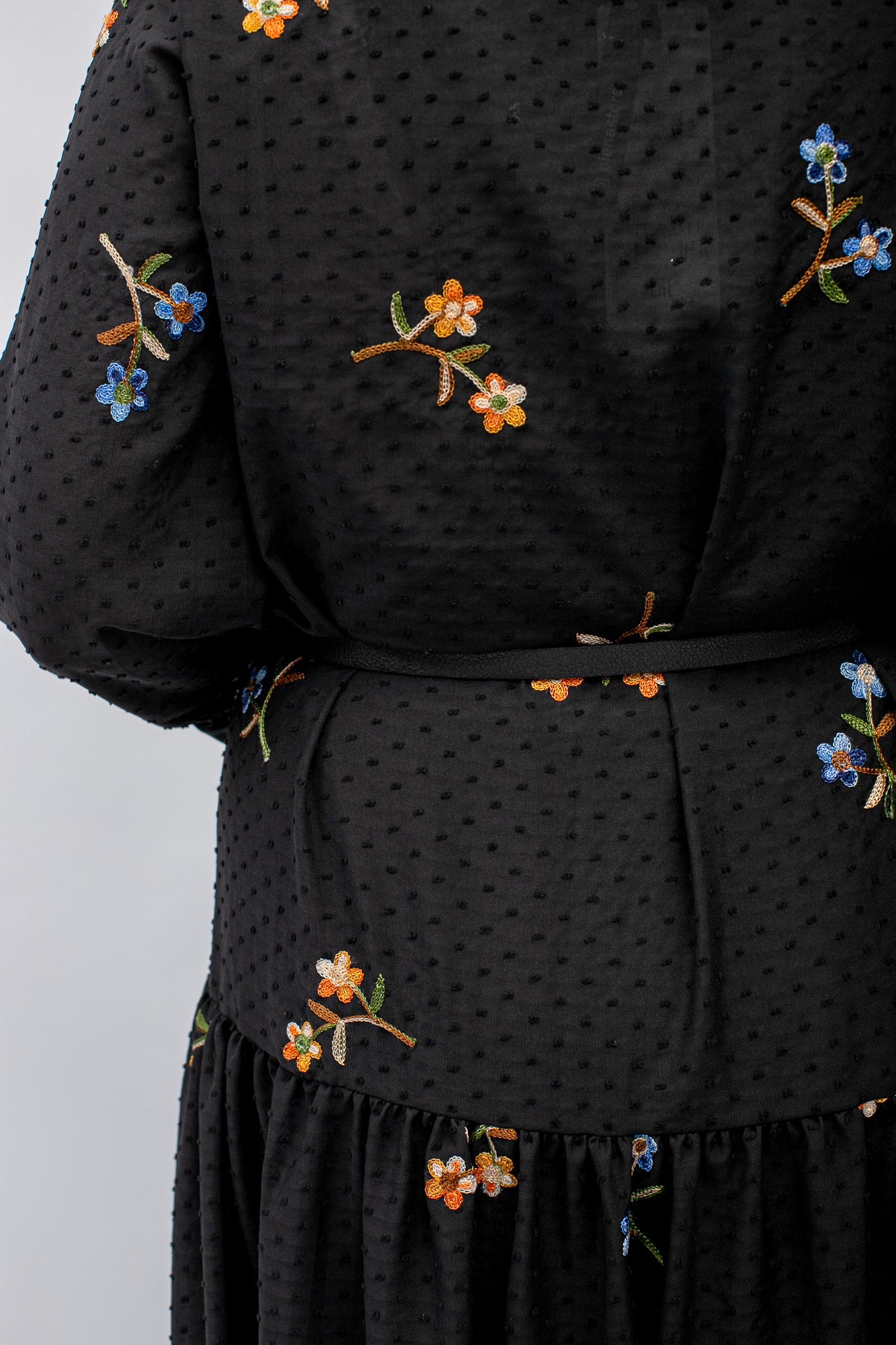 Melna  šifona kleita ar apakškleitu un ziedu rakstu