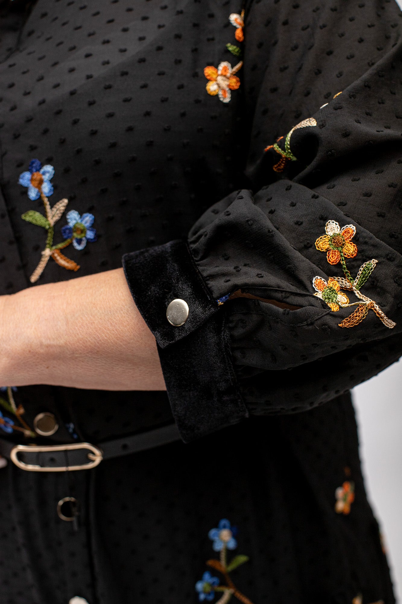 Melna  šifona kleita ar apakškleitu un ziedu rakstu