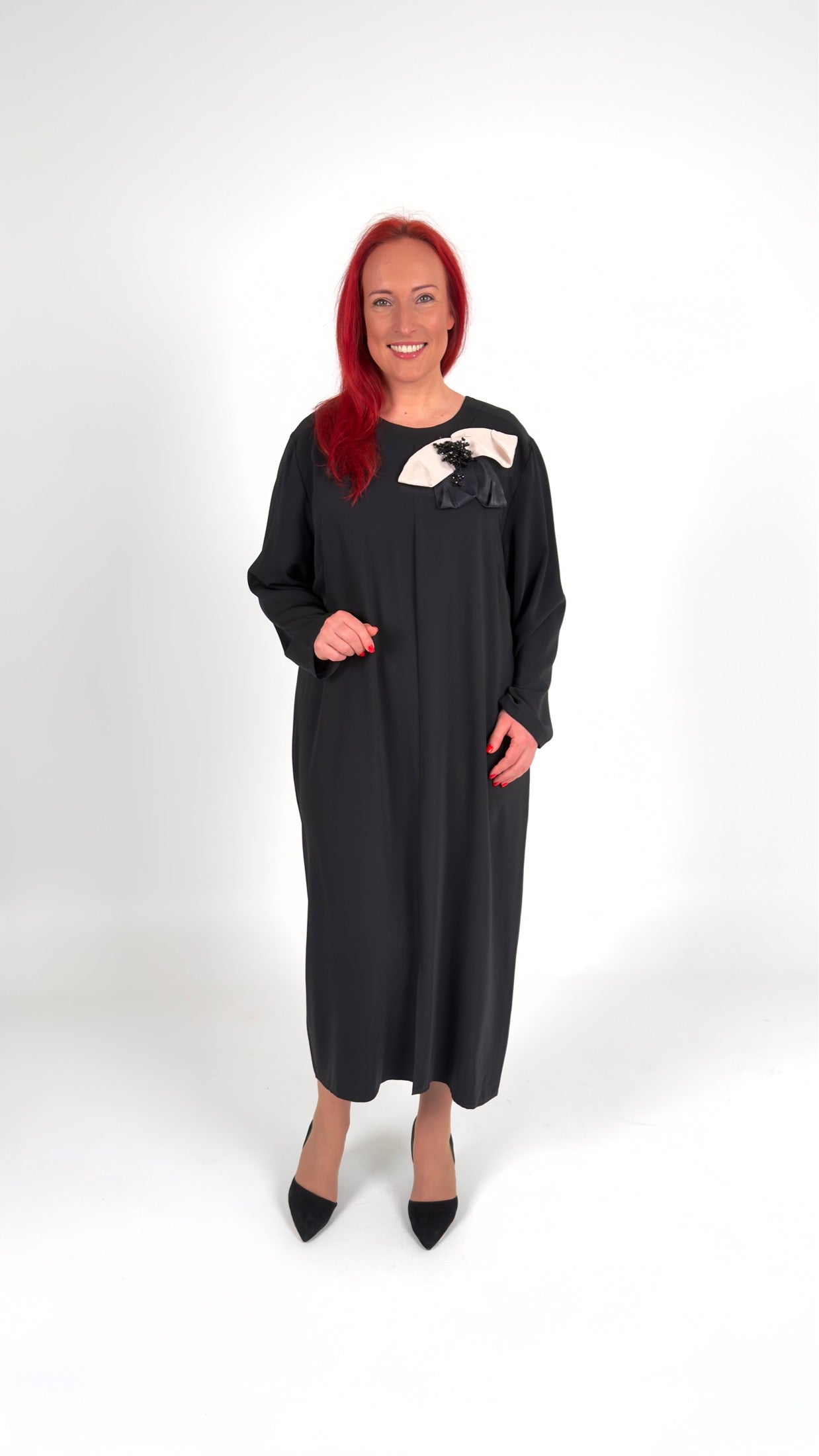 Gara klasiska melna kleita ar piespraudi