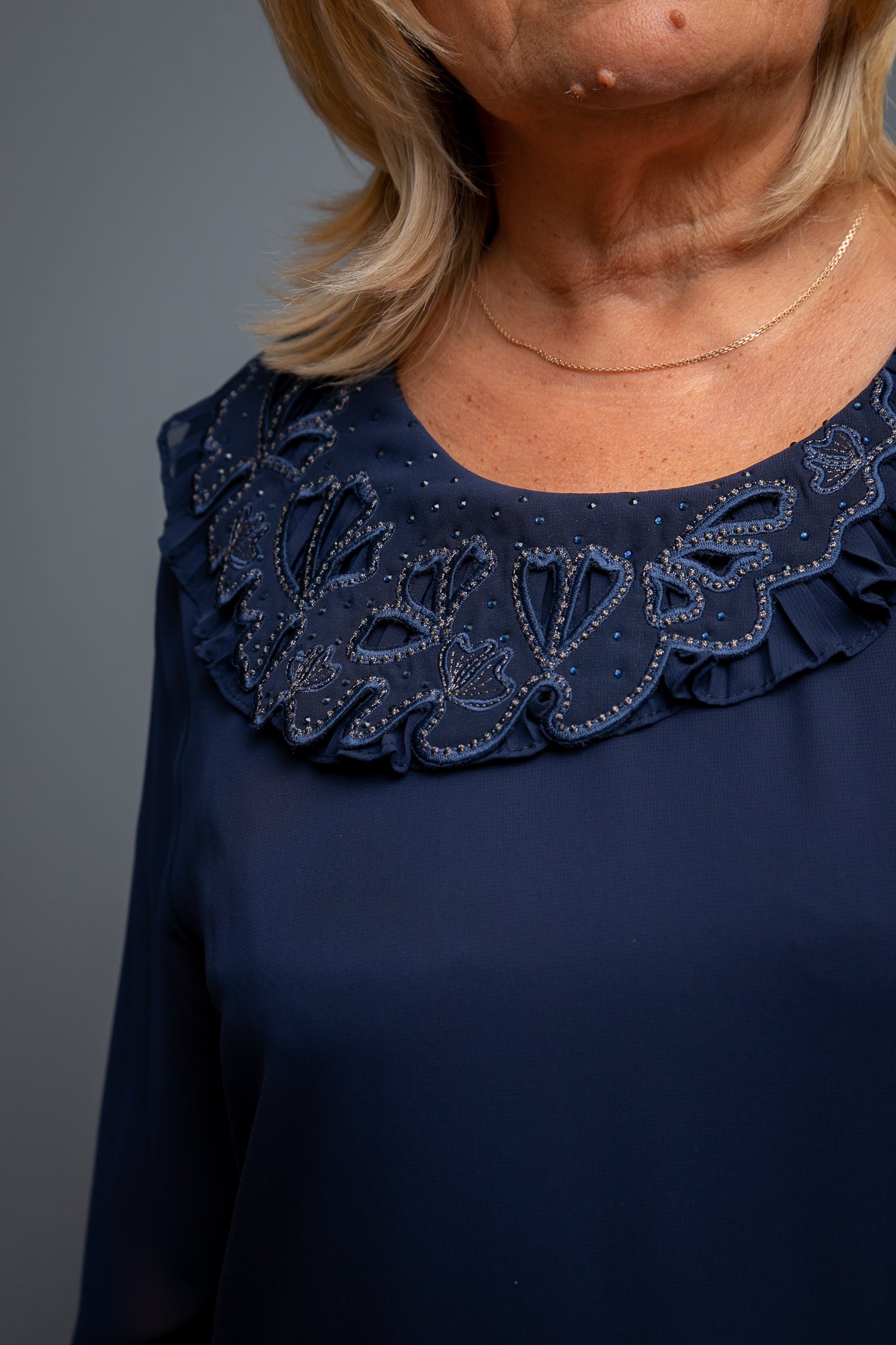 Tumši zila kleita ar elegantiem spidumiem