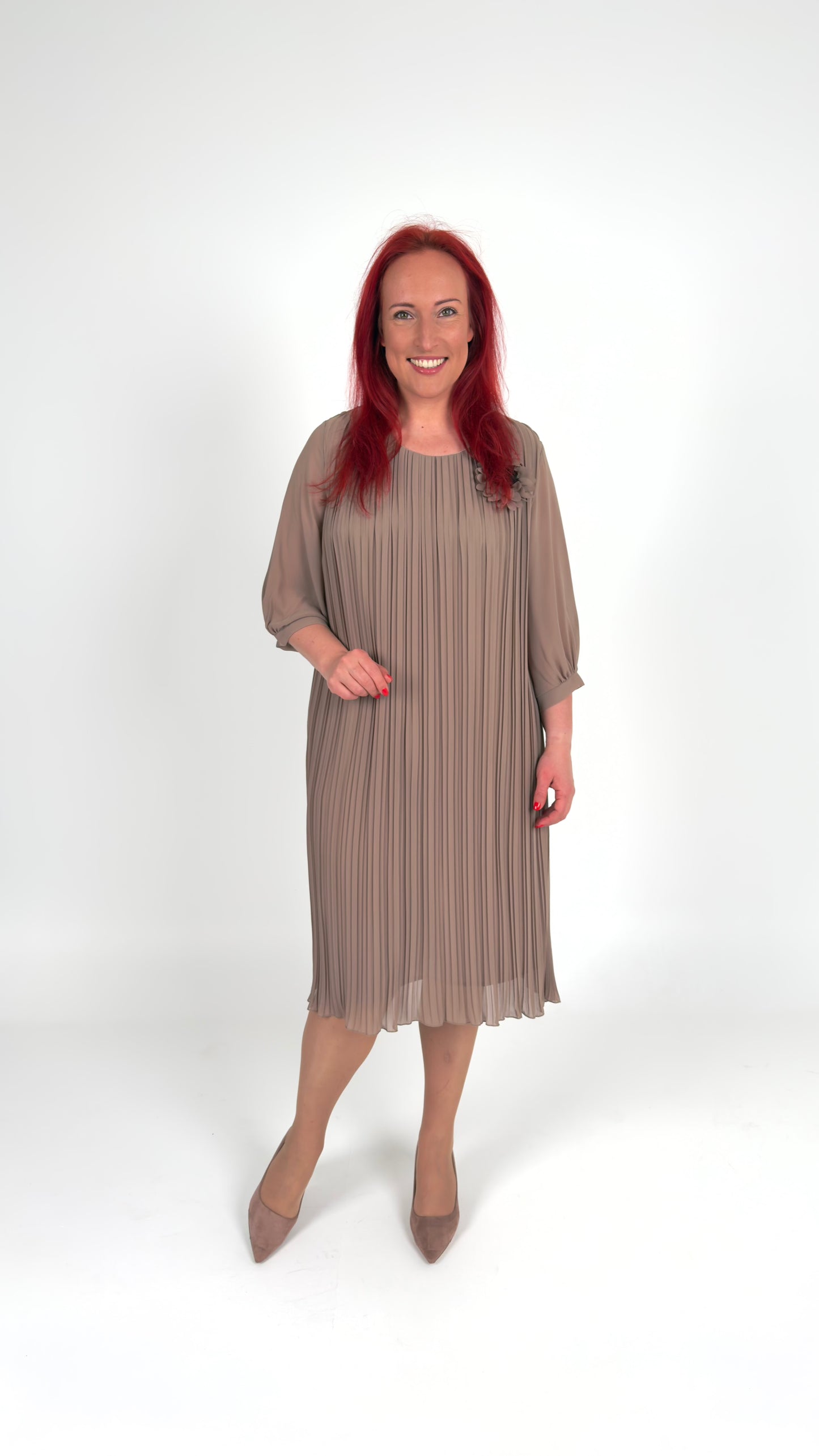 Brīvi krītoša plisēta kleita