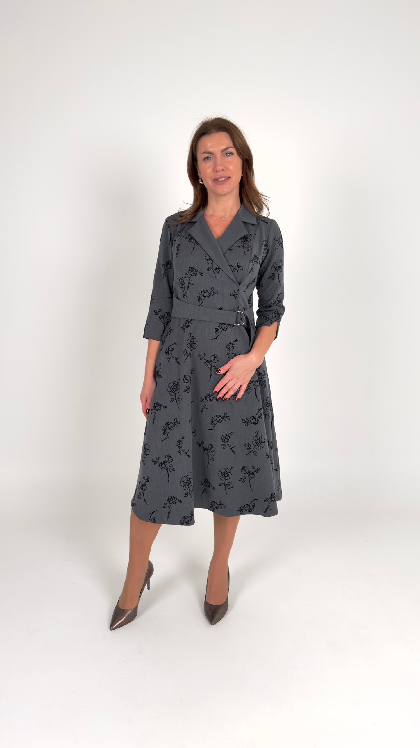 Antracīta krāsas kleita ar ziedu uzšuvumu