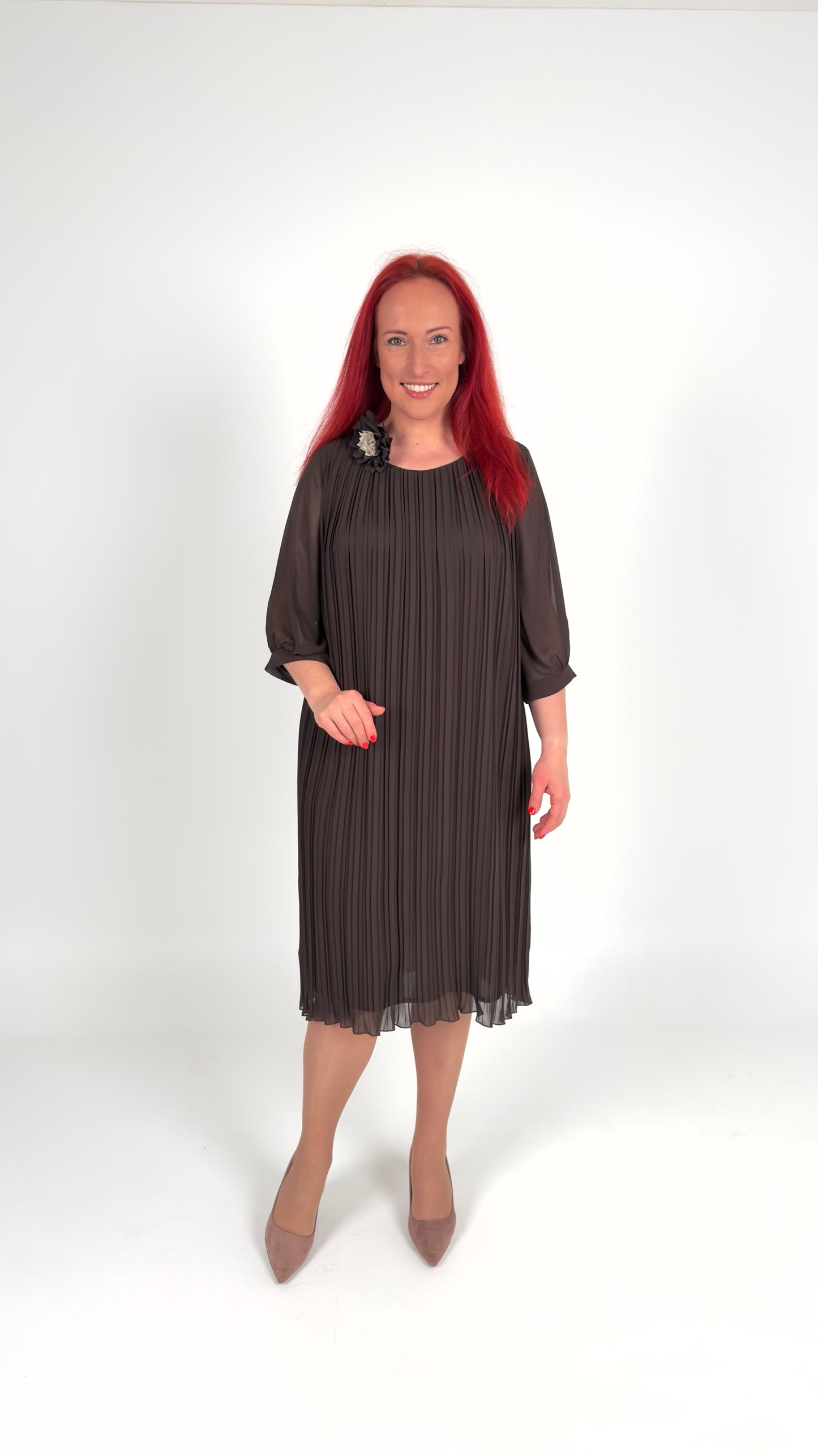 Brīvi krītoša plisēta kleita šokolādes krāsā