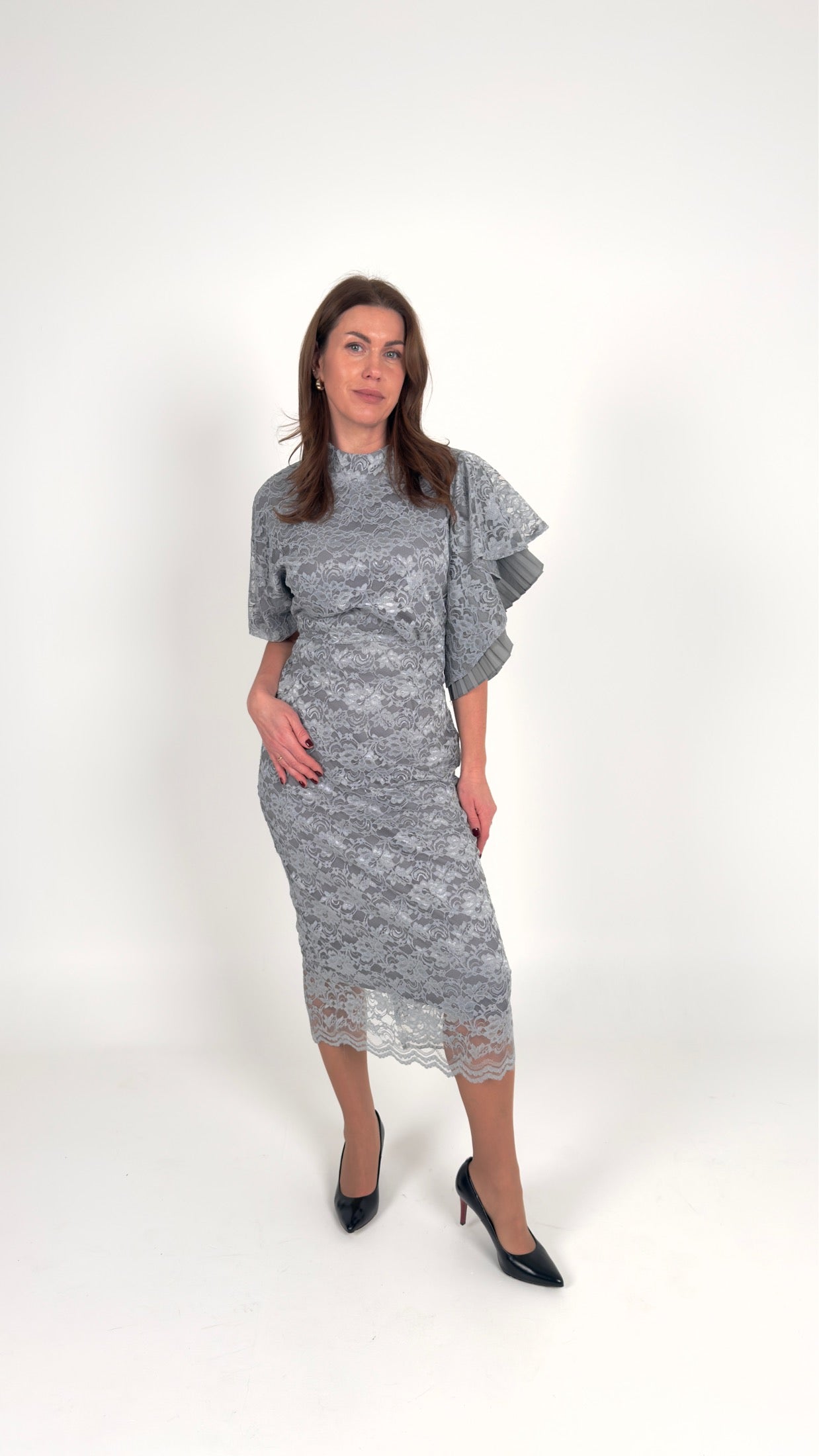 Pelēka mežģīnes kleita ar piedurknēm