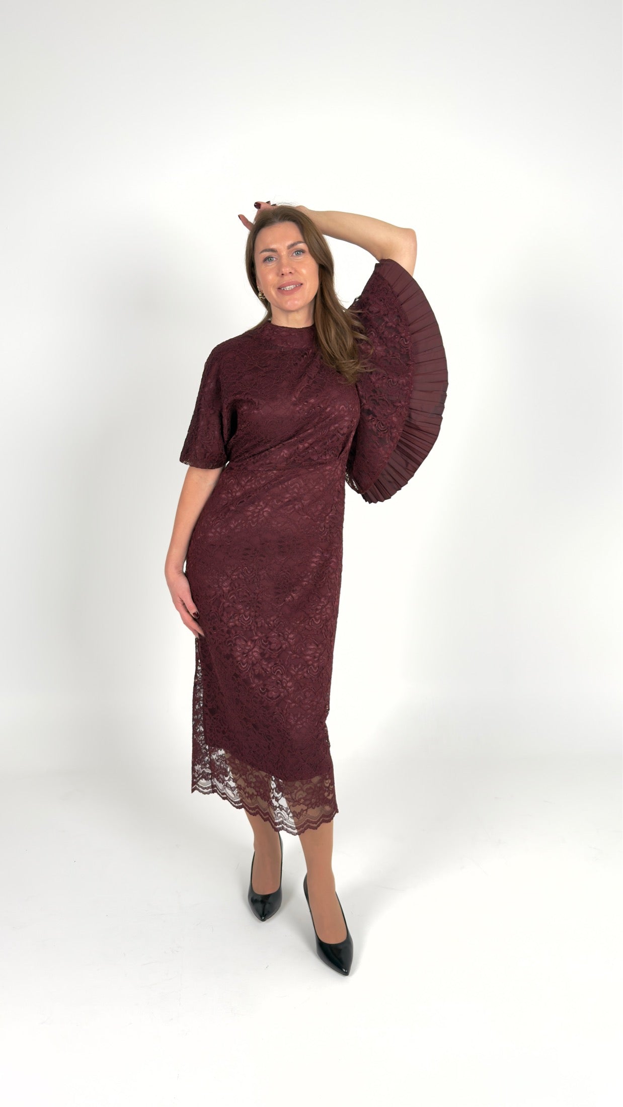 Bordo mežģīņu kleita ar asimetrisku volānu piedurkni