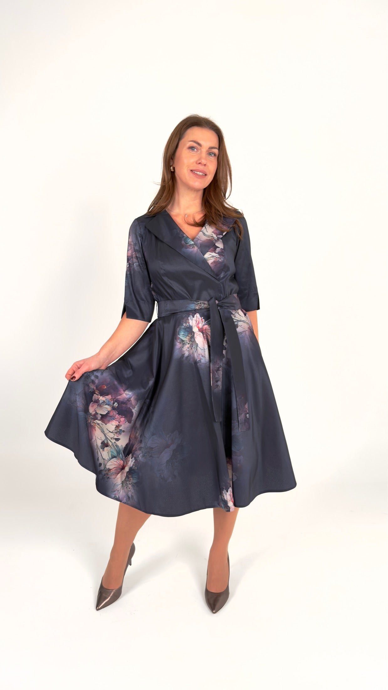 Klasiska kleita ar ziedu rakstu un krādziņu