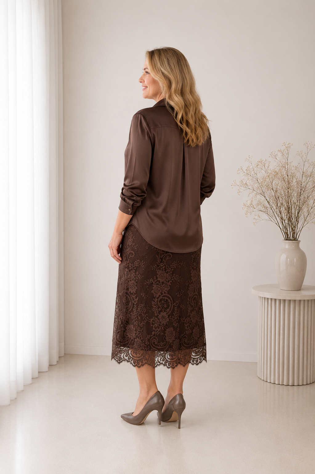 Elegants komplekts: mežģīņu kleita un satīna blūze.