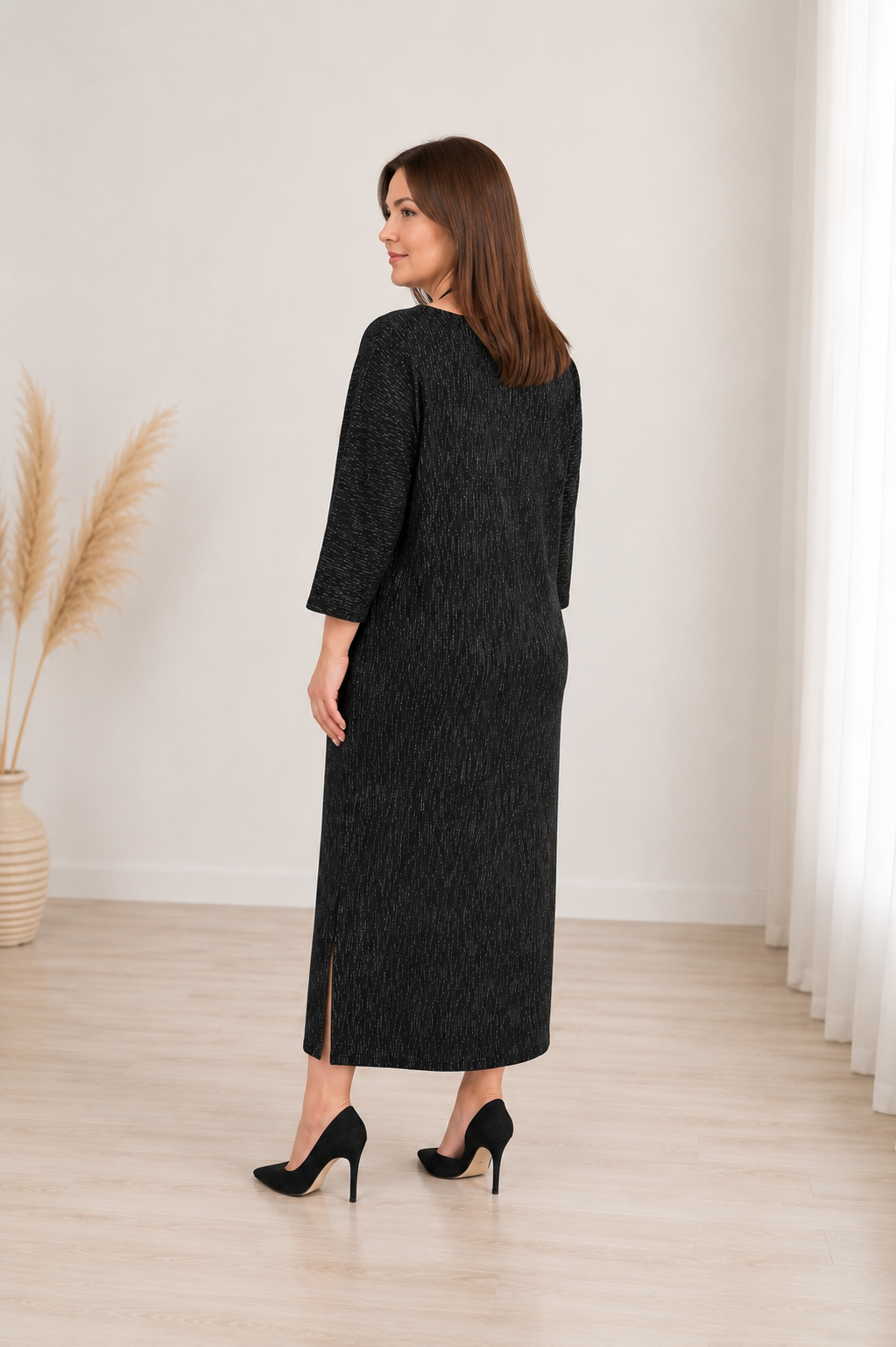 Eleganta melna kleita ar smalku rotu