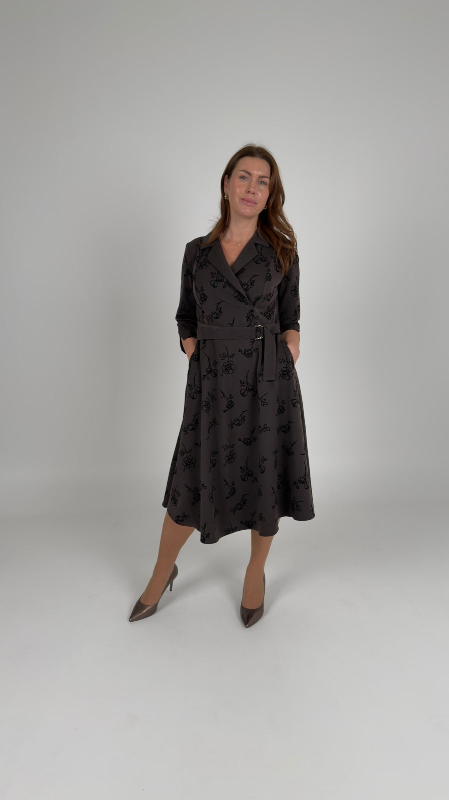 Šokolādes krāsas kleita ar ziedu uzšuvumu