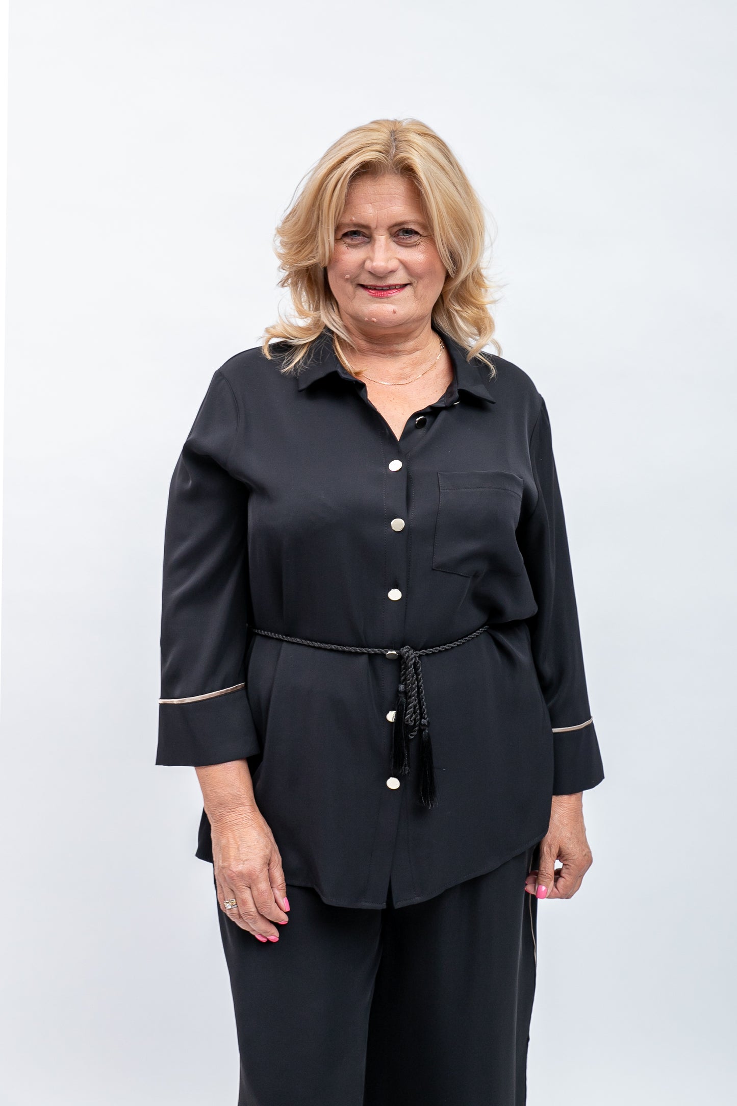 Elegants kostīms ar jostu