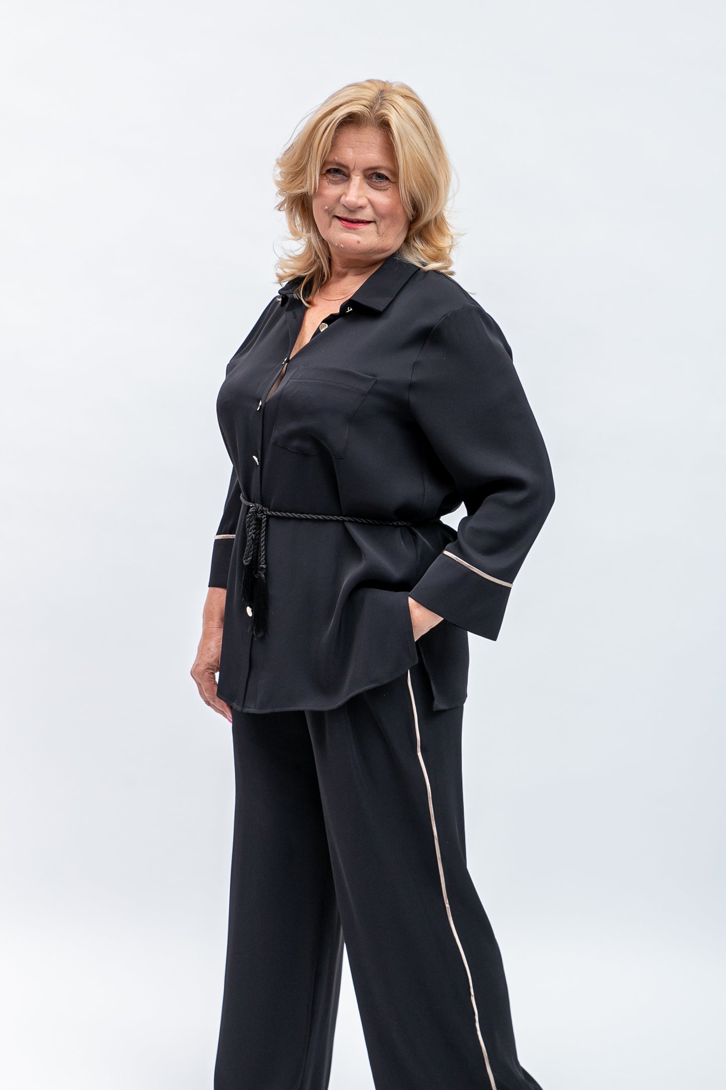 Elegants kostīms ar jostu