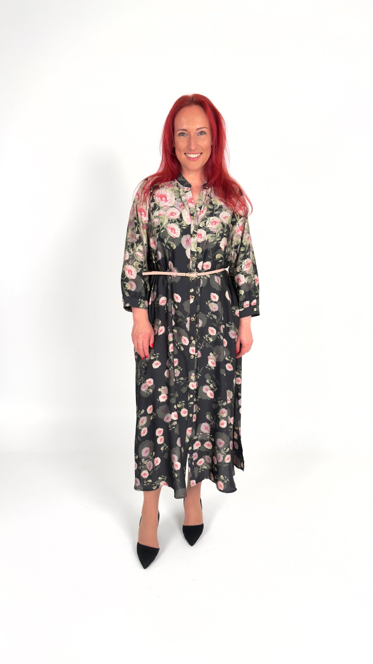 Kleita ar smalku rožu rakstu un jostu