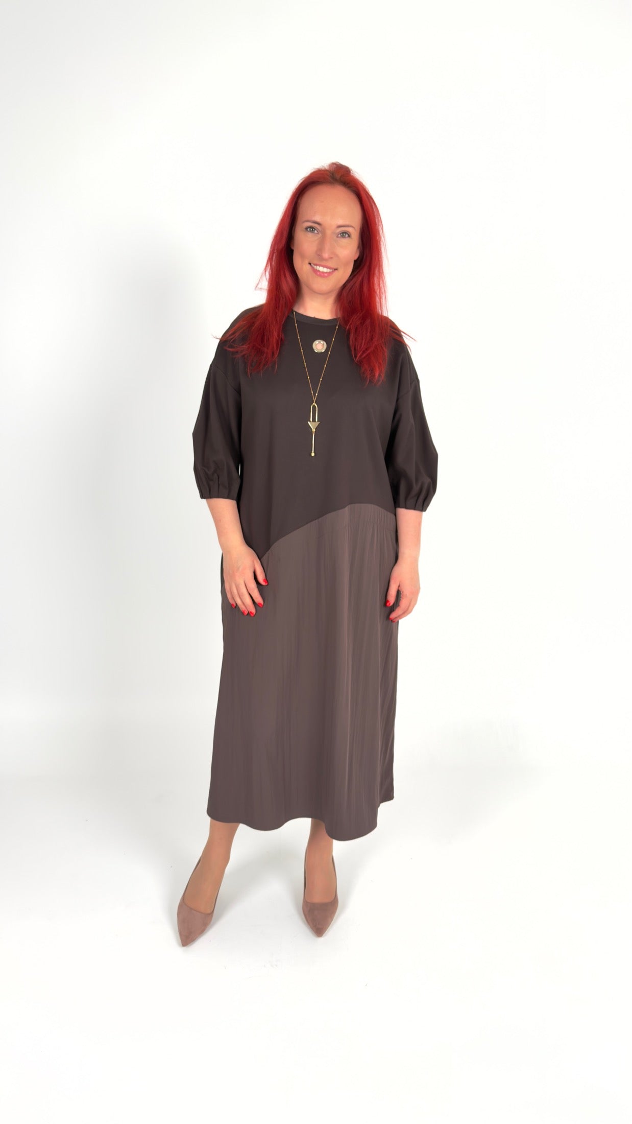 Trikotāžas kleita šokolādes tonī ar dekoratīvu rotu