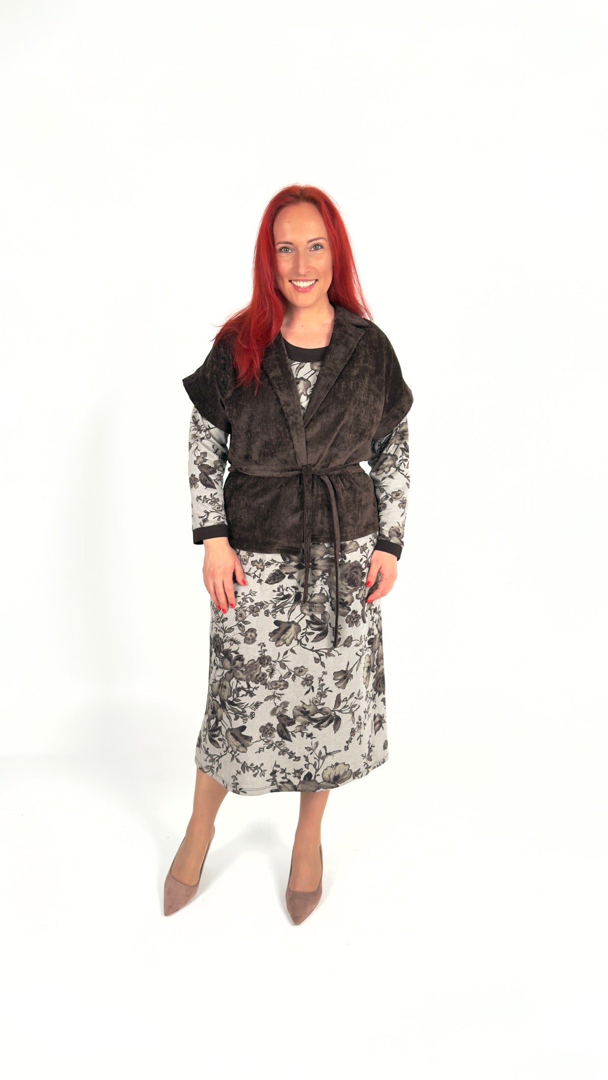 Kleita ar šokolādes krāsas rakstu un žakete