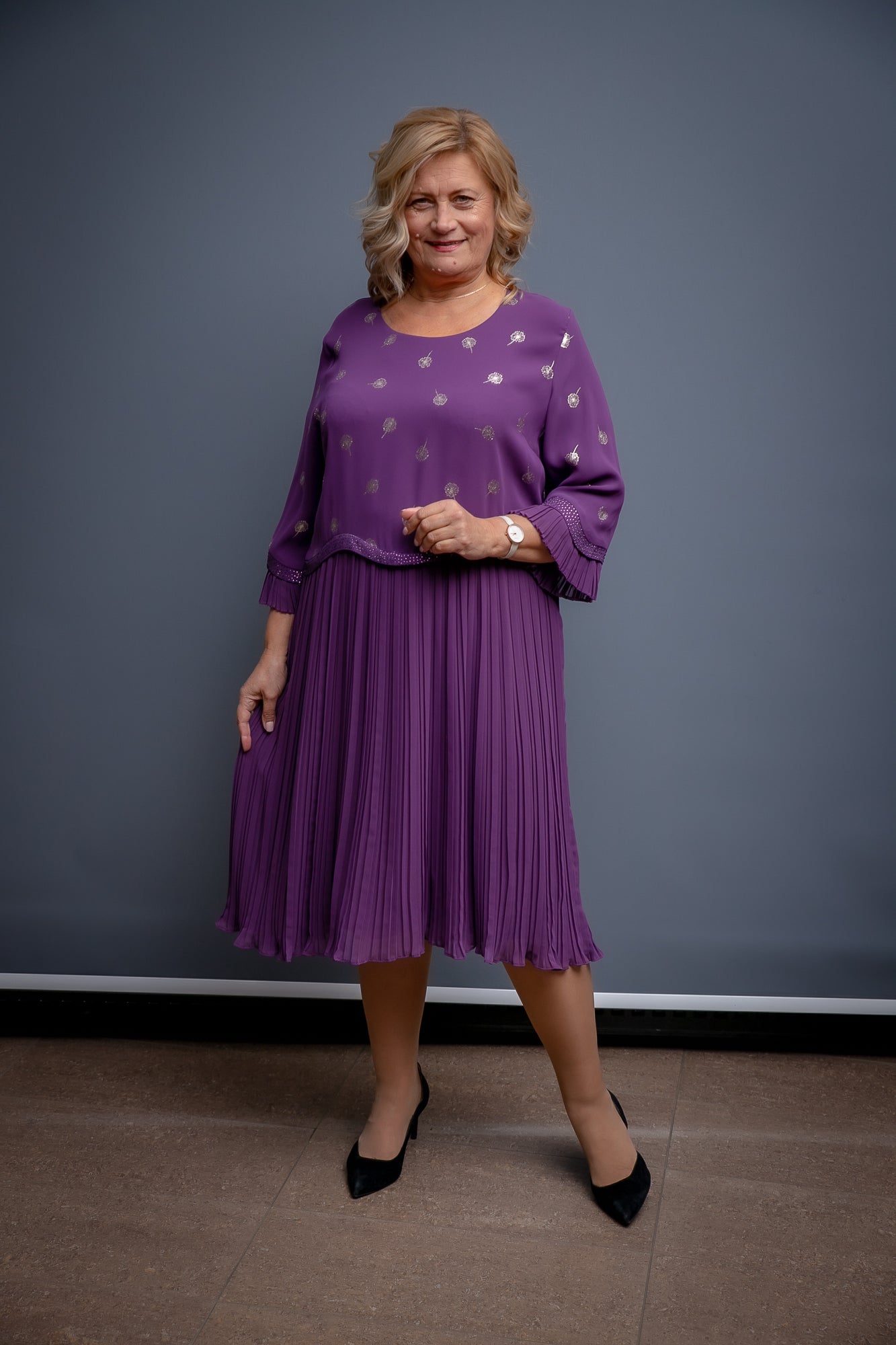 Violeta šifona kleita ar zeltītu printu