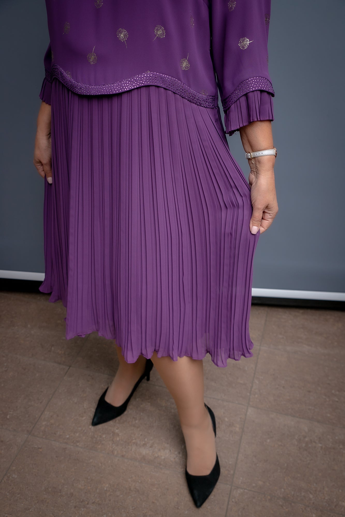 Violeta šifona kleita ar zeltītu printu