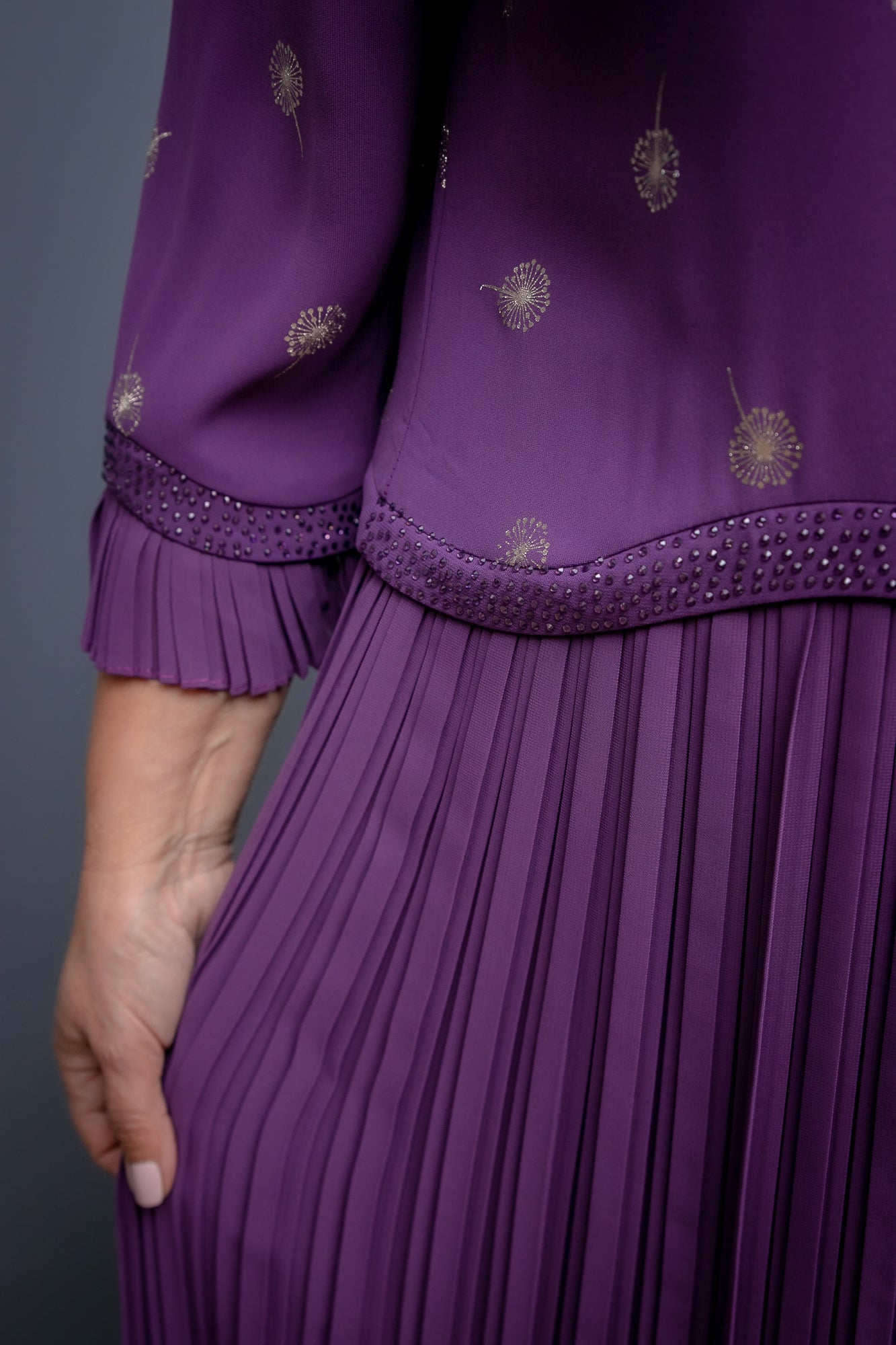 Violeta šifona kleita ar zeltītu printu