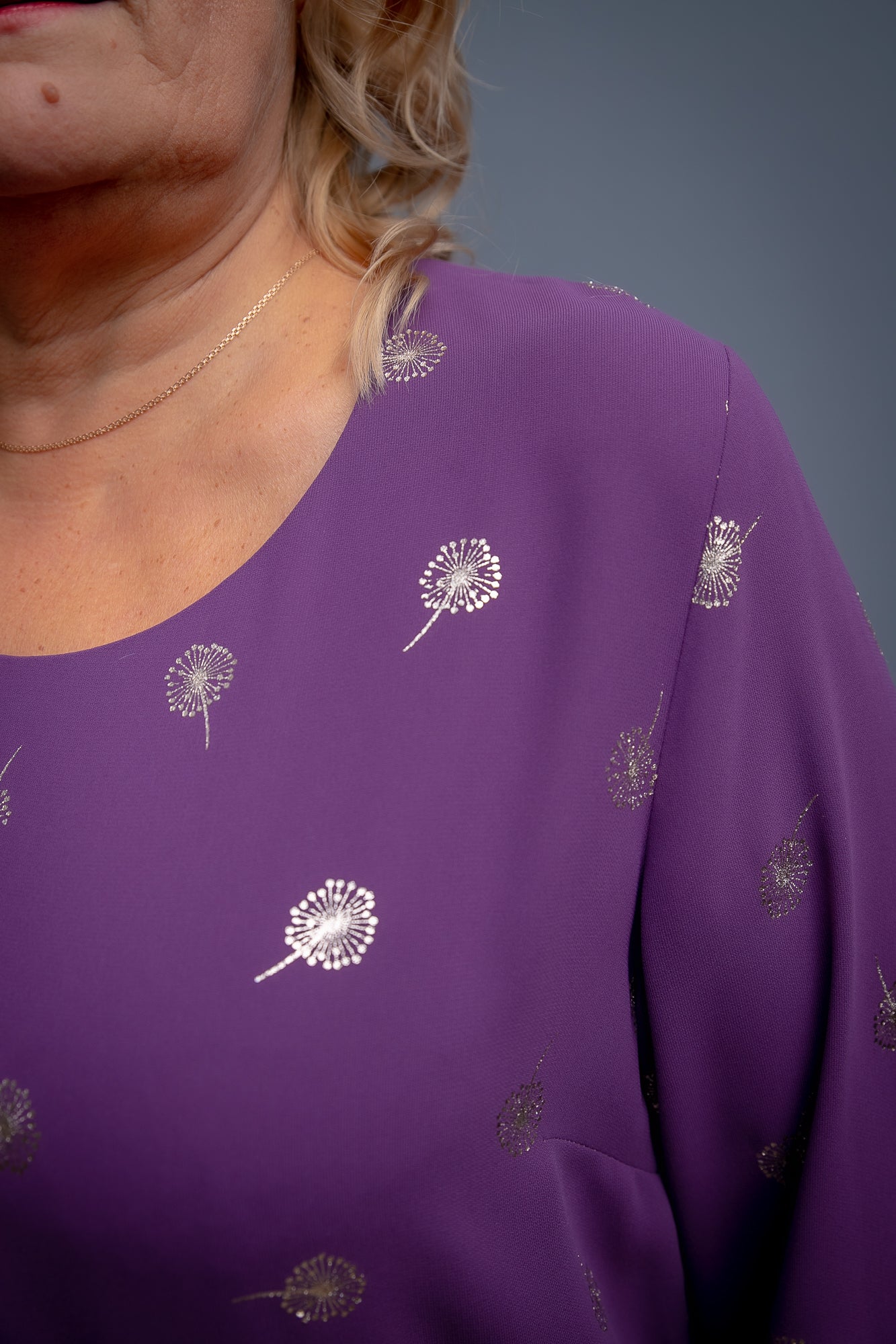 Violeta šifona kleita ar zeltītu printu