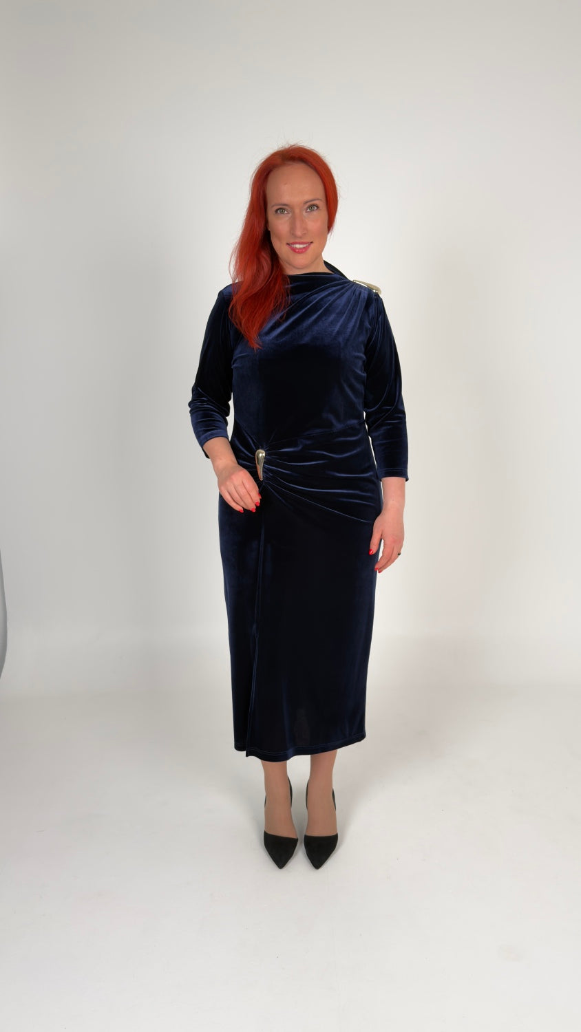 Samta kleita ar savilkumu jostas zonā un uz pleca