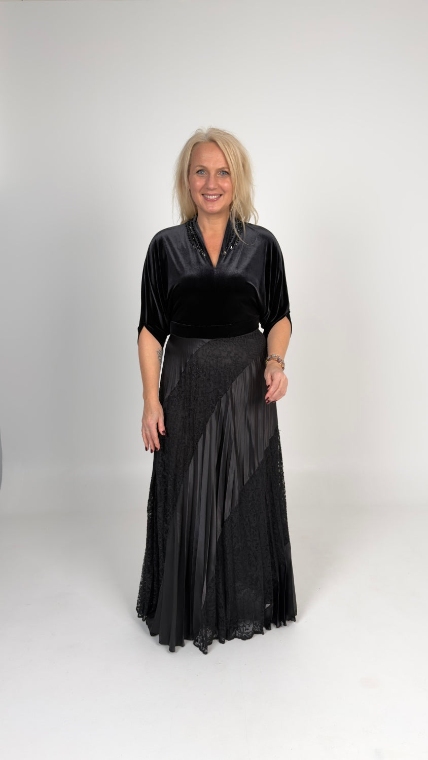 Gara kleita ar flisētiem svārkiem