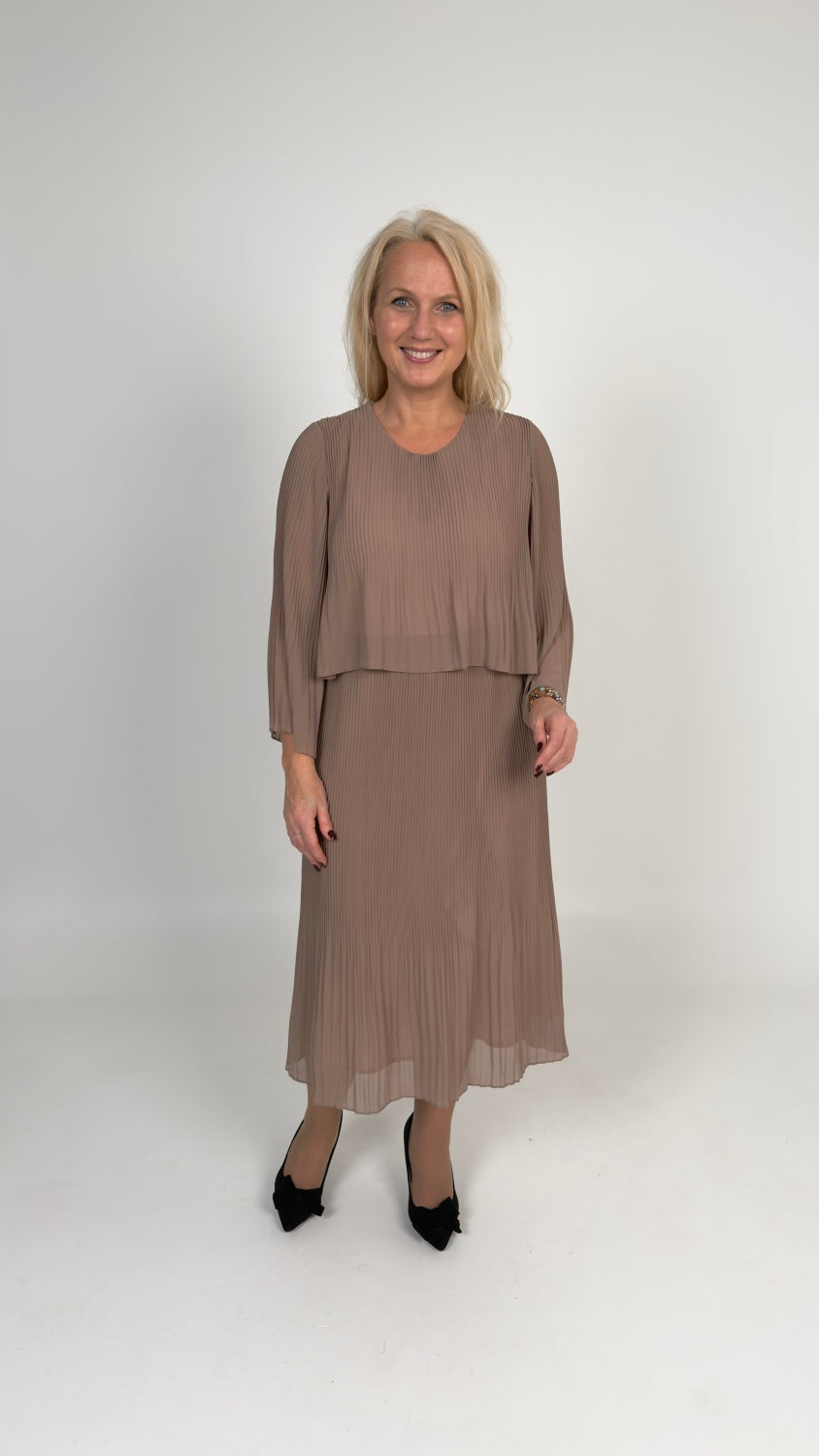 Plīsētā šifona kleita smilšu tonī