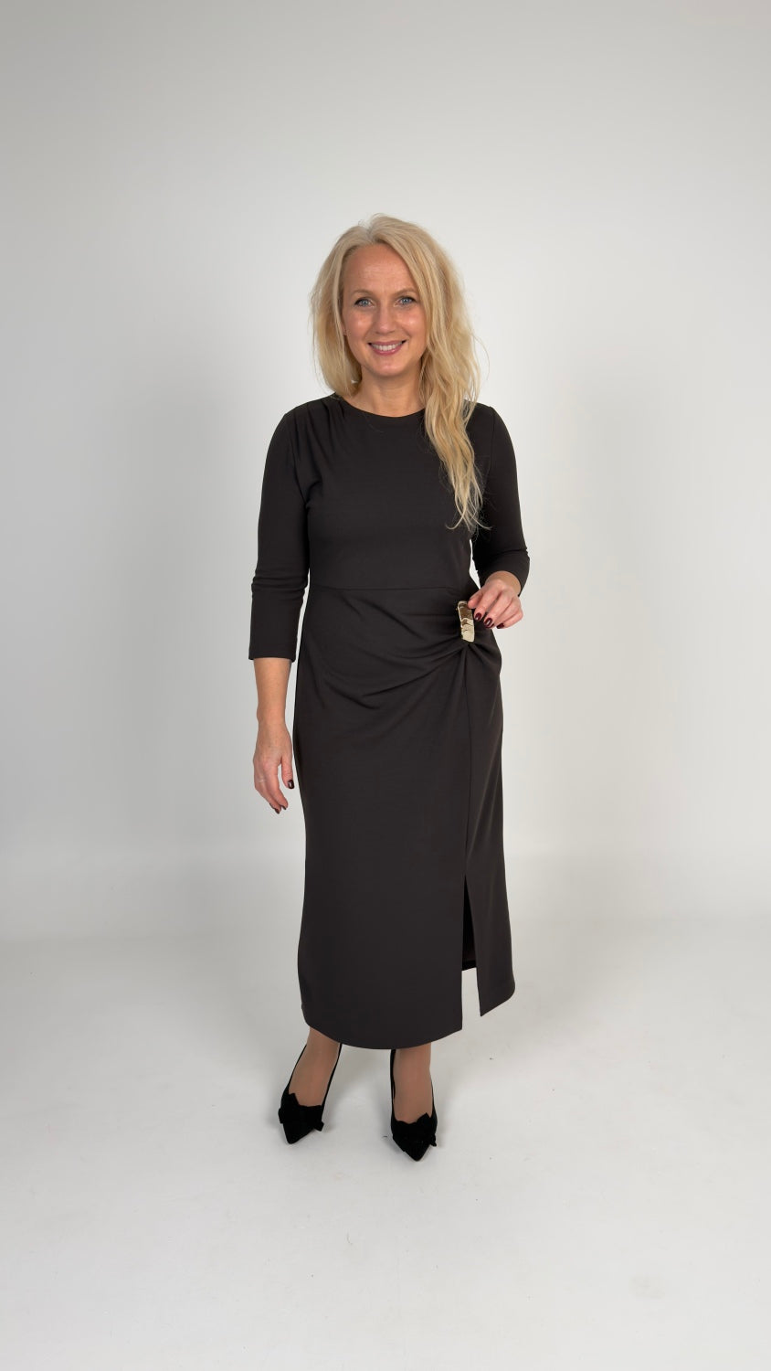 Gara kleita tumši šokolādes tonī ar savilkumu jostas vietā