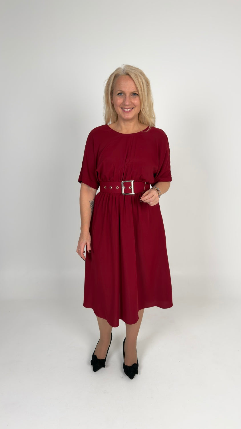 Sarkana midi kleita ar jostu