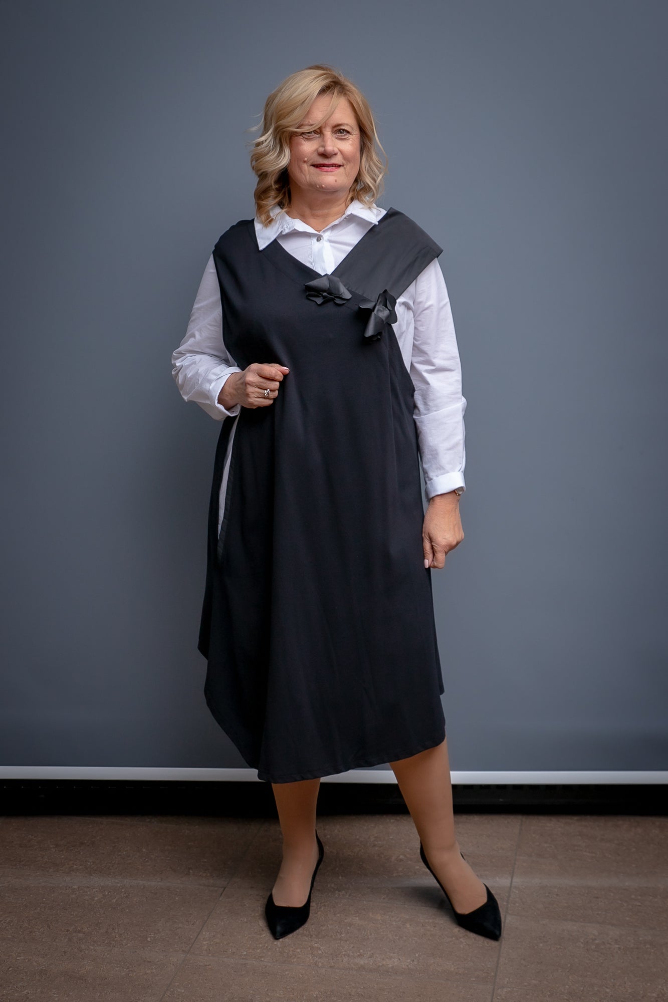 Melnbalta kleita-sarafāns