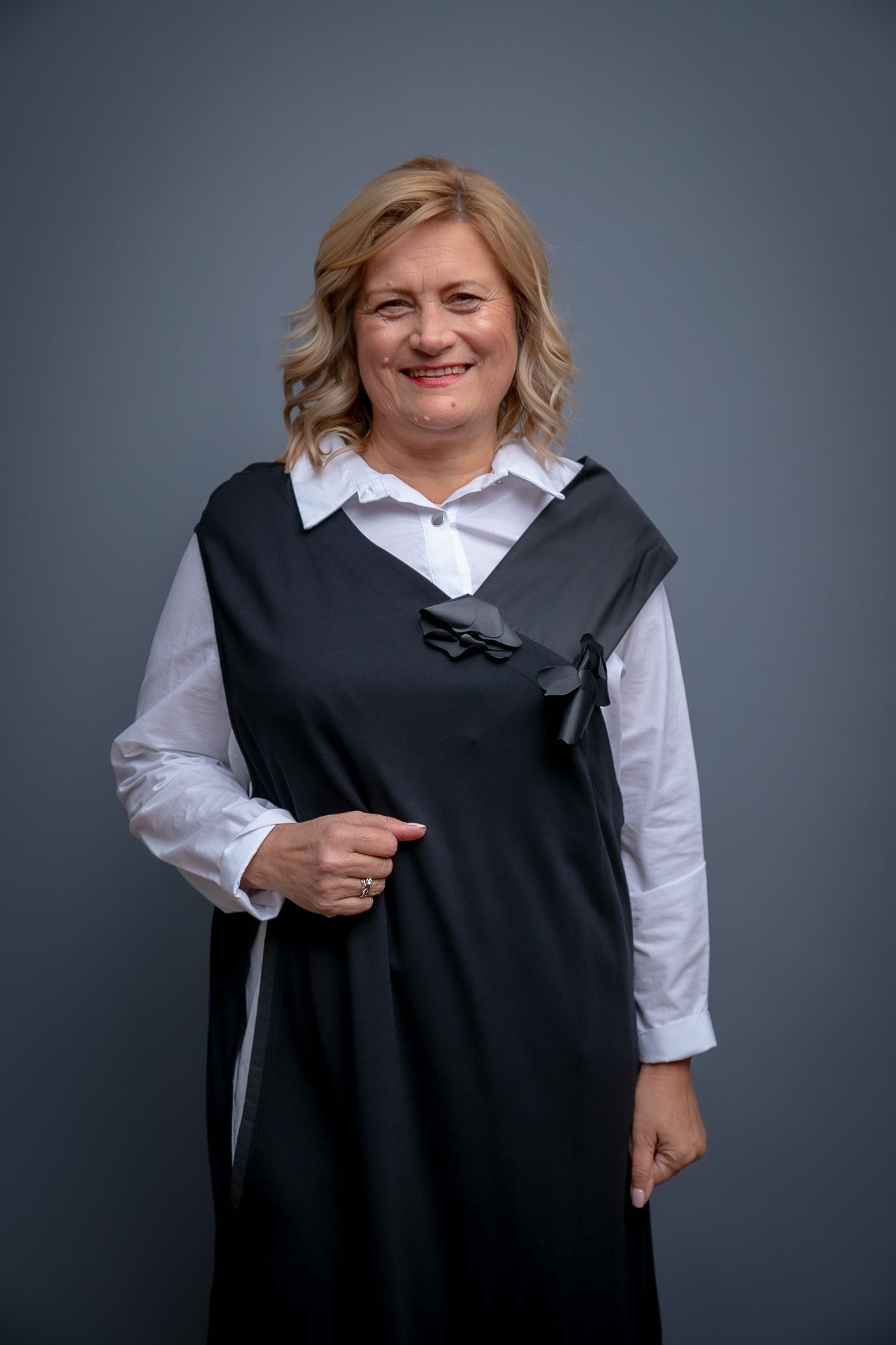 Melnbalta kleita-sarafāns