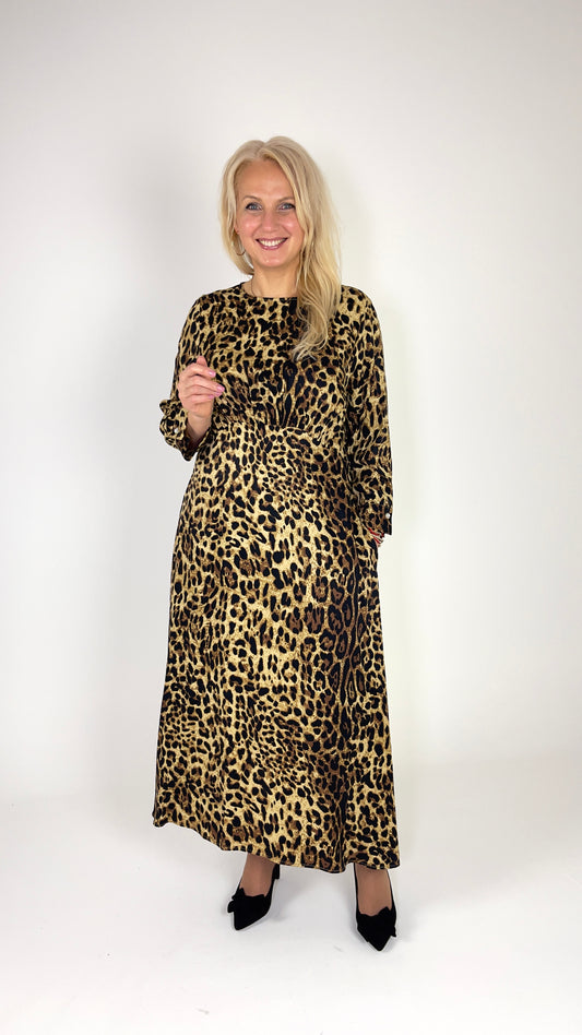 Leoparda raksta kleita