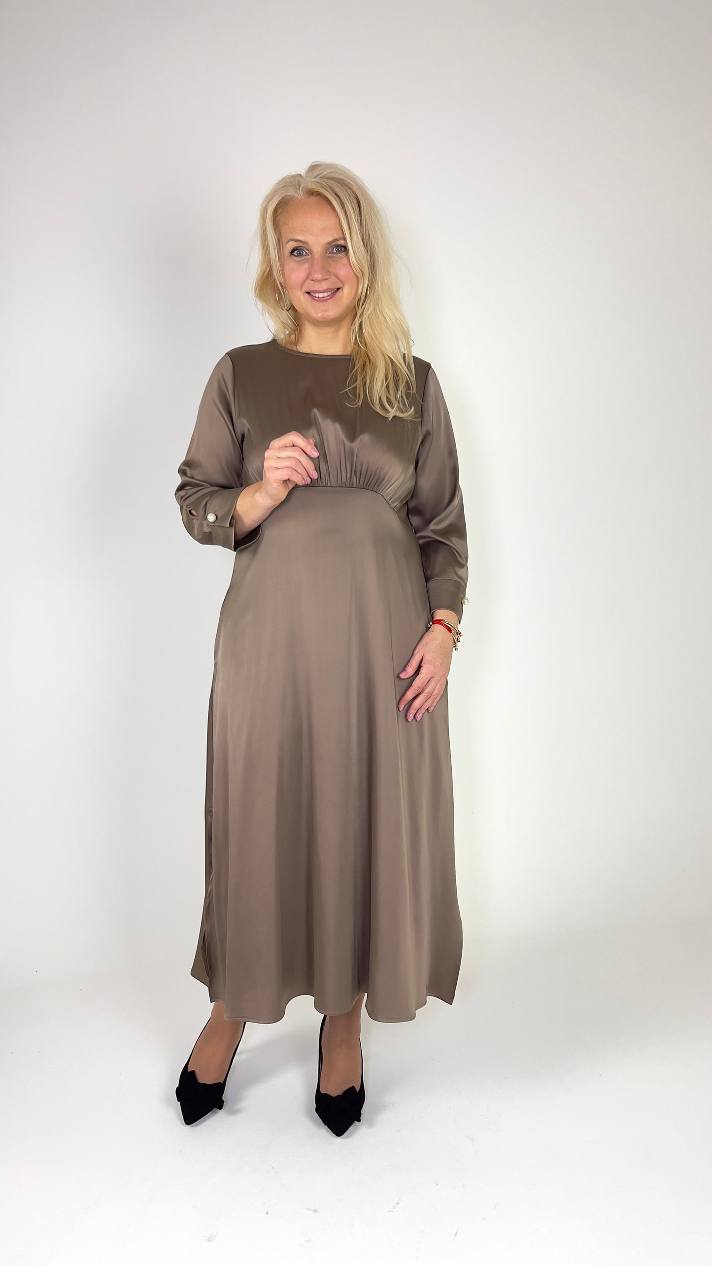 Eleganta brūna kleita