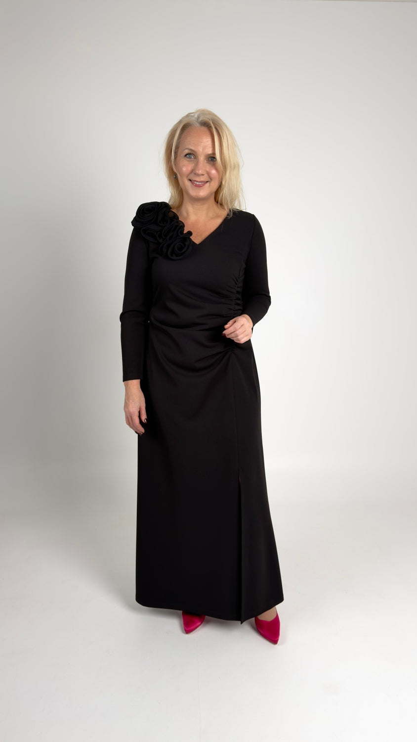 Gara melna vakarkleita ar elegantu izgriezumu