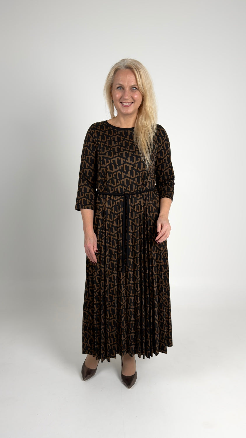 Kleita ar plīsētiem svārkiem un jostu