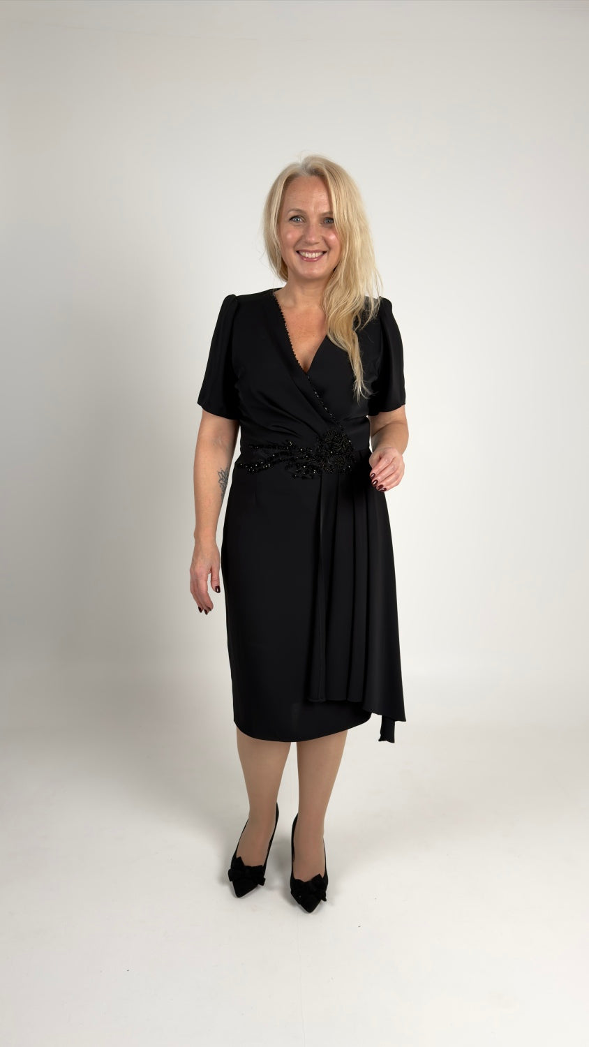 Eleganta melna kleita ar īsām piedurknēm un dekoratīvām pērlītēm