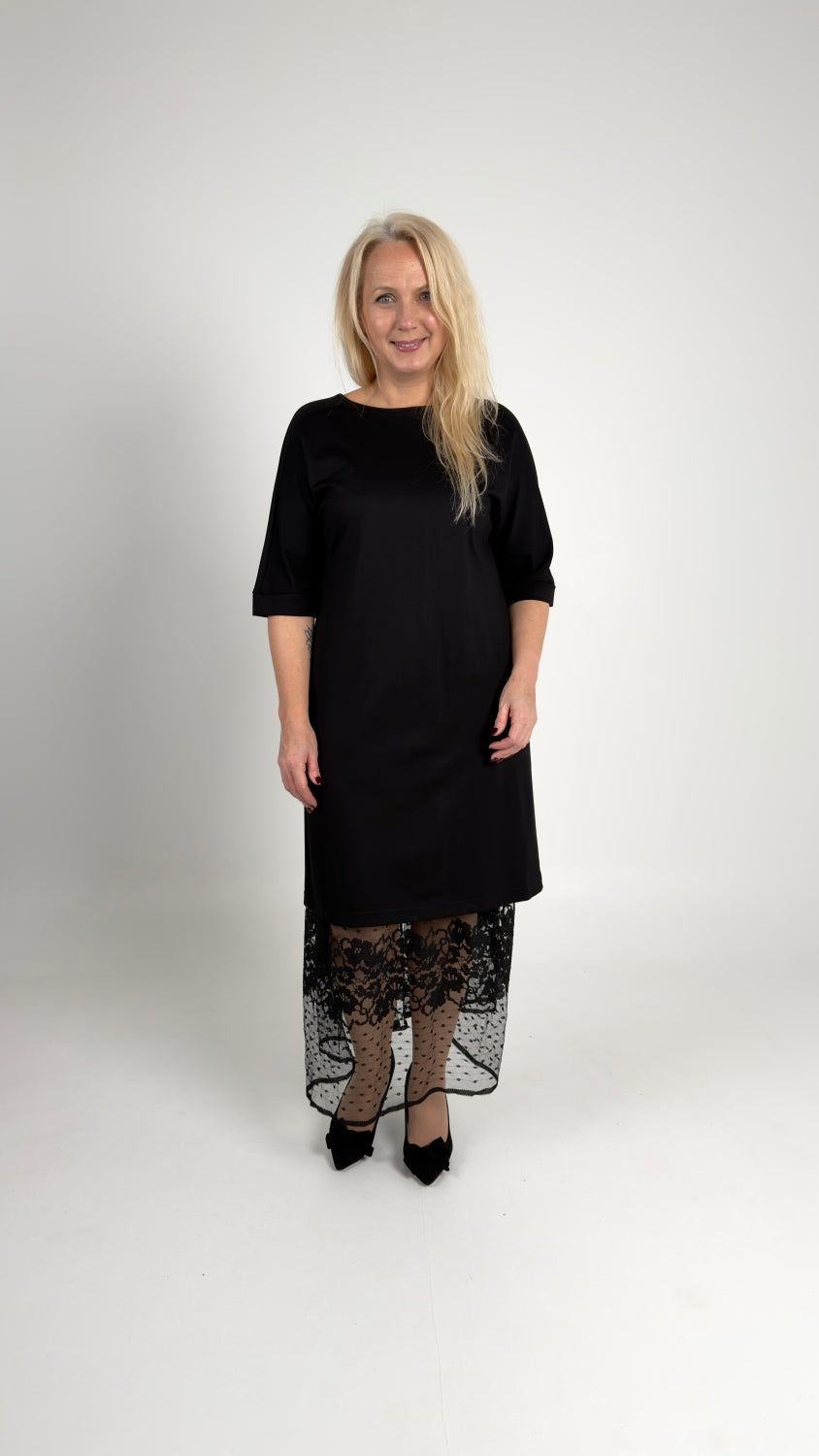 Bāzes kleita ar mežģīņu apakšsvārkiem – komplekts