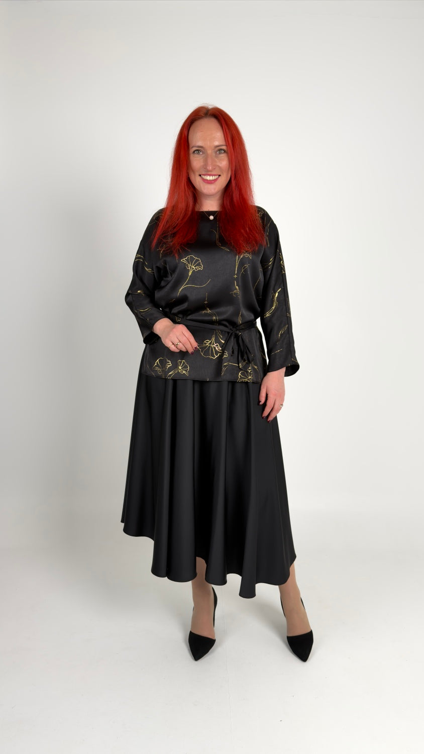 Blūze ar zeltītu rakstu un jostu