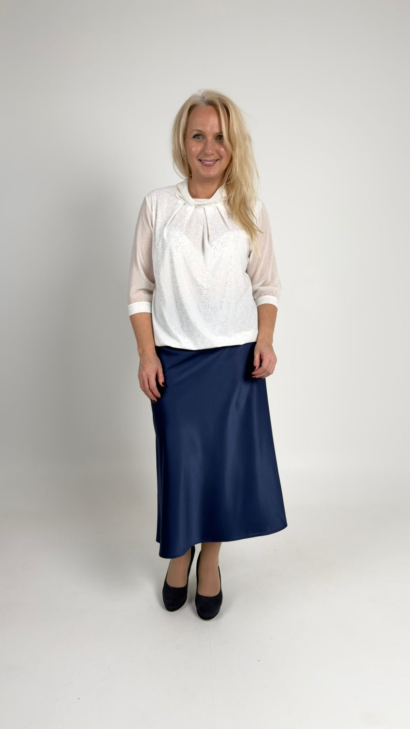 Balta blūze ar sudraba detaļām