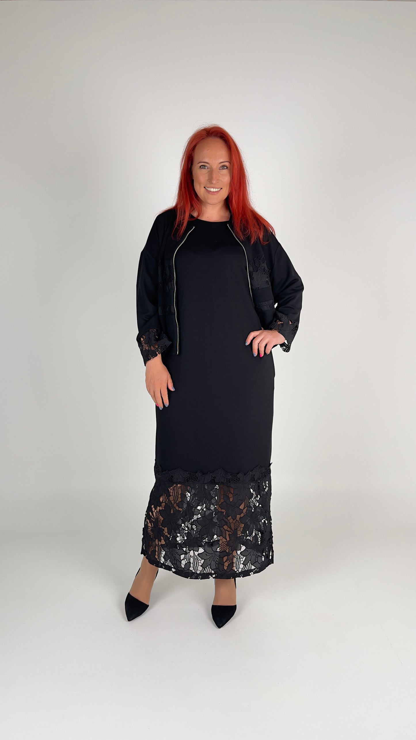 Elegants komplekts – gara kleita ar jaciņu un mežģīņu akcentiem