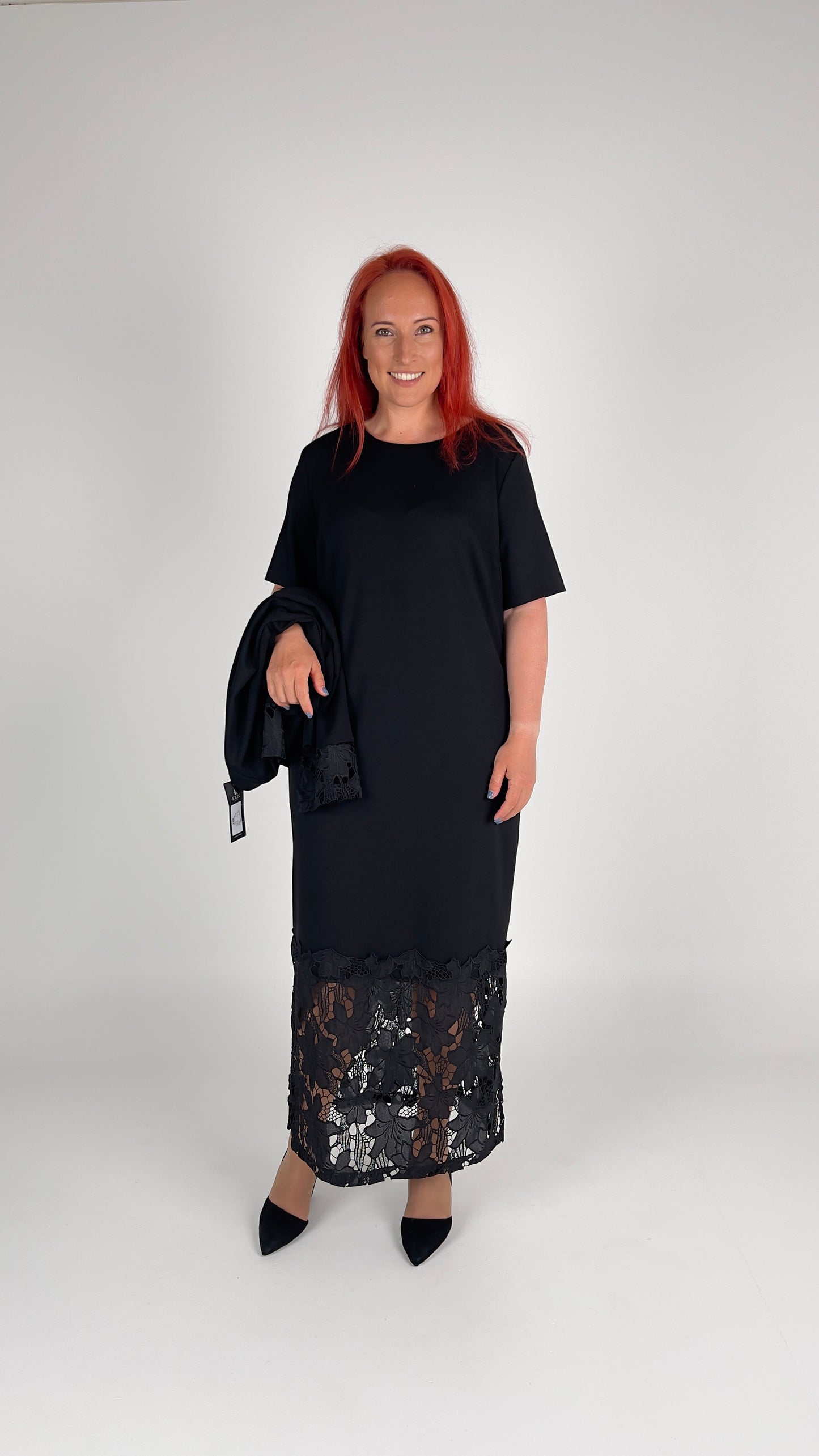 Elegants komplekts – gara kleita ar jaciņu un mežģīņu akcentiem