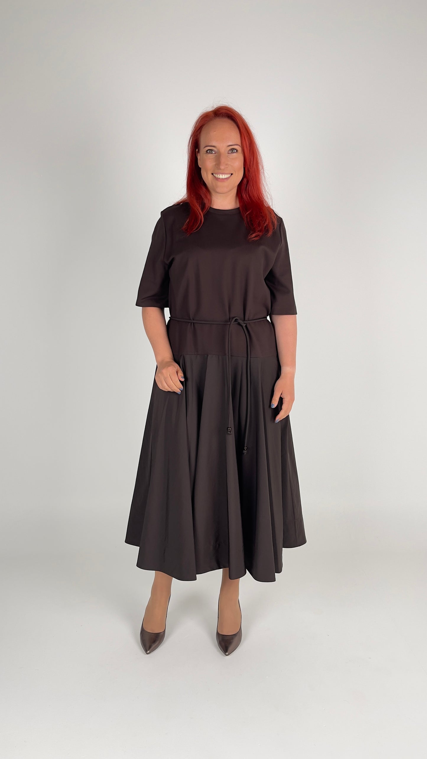Eleganta šokolādes krāsas kleita ar jostu
