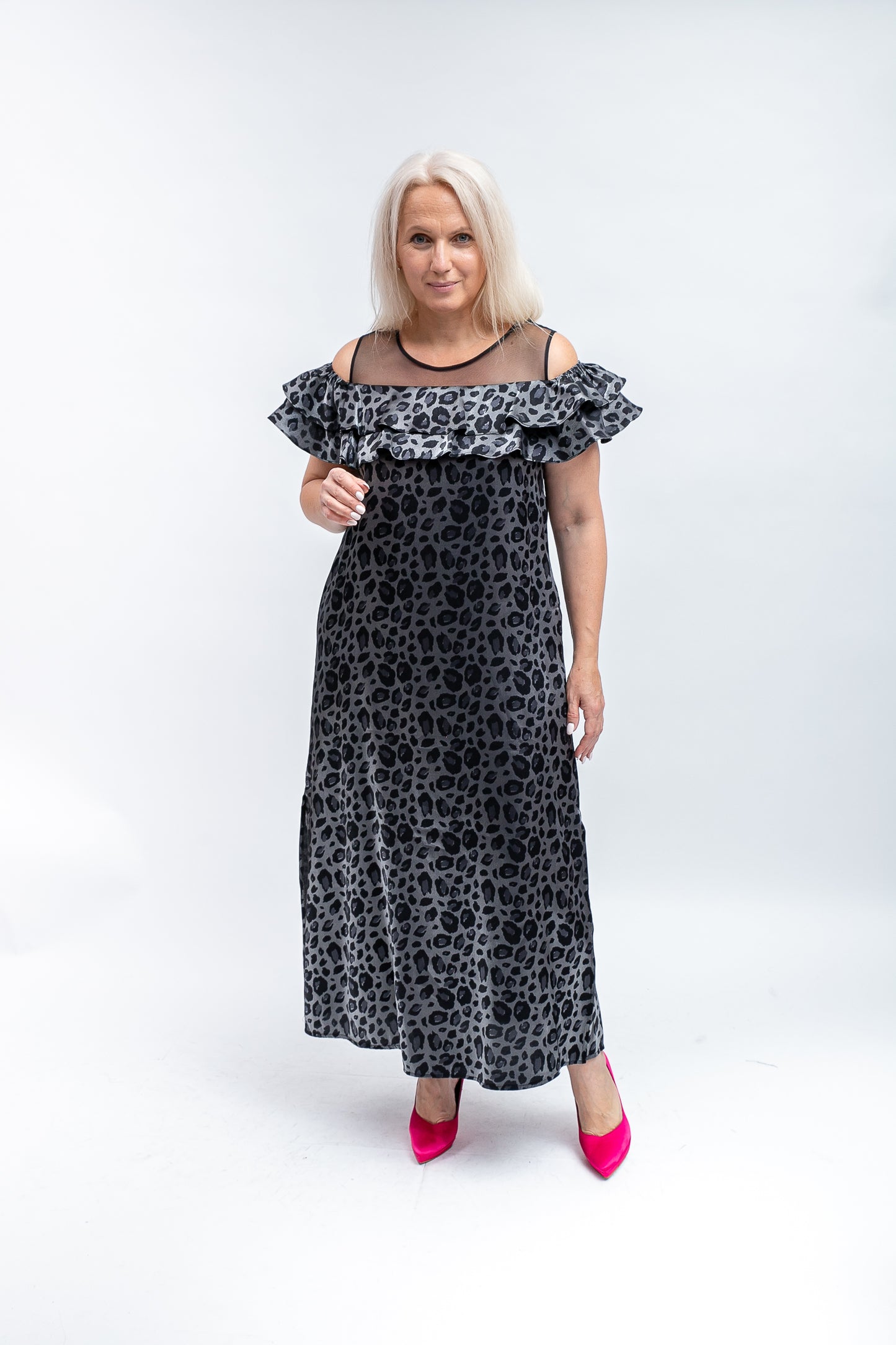 Eleganta kleita ar pelēku leoparda printu