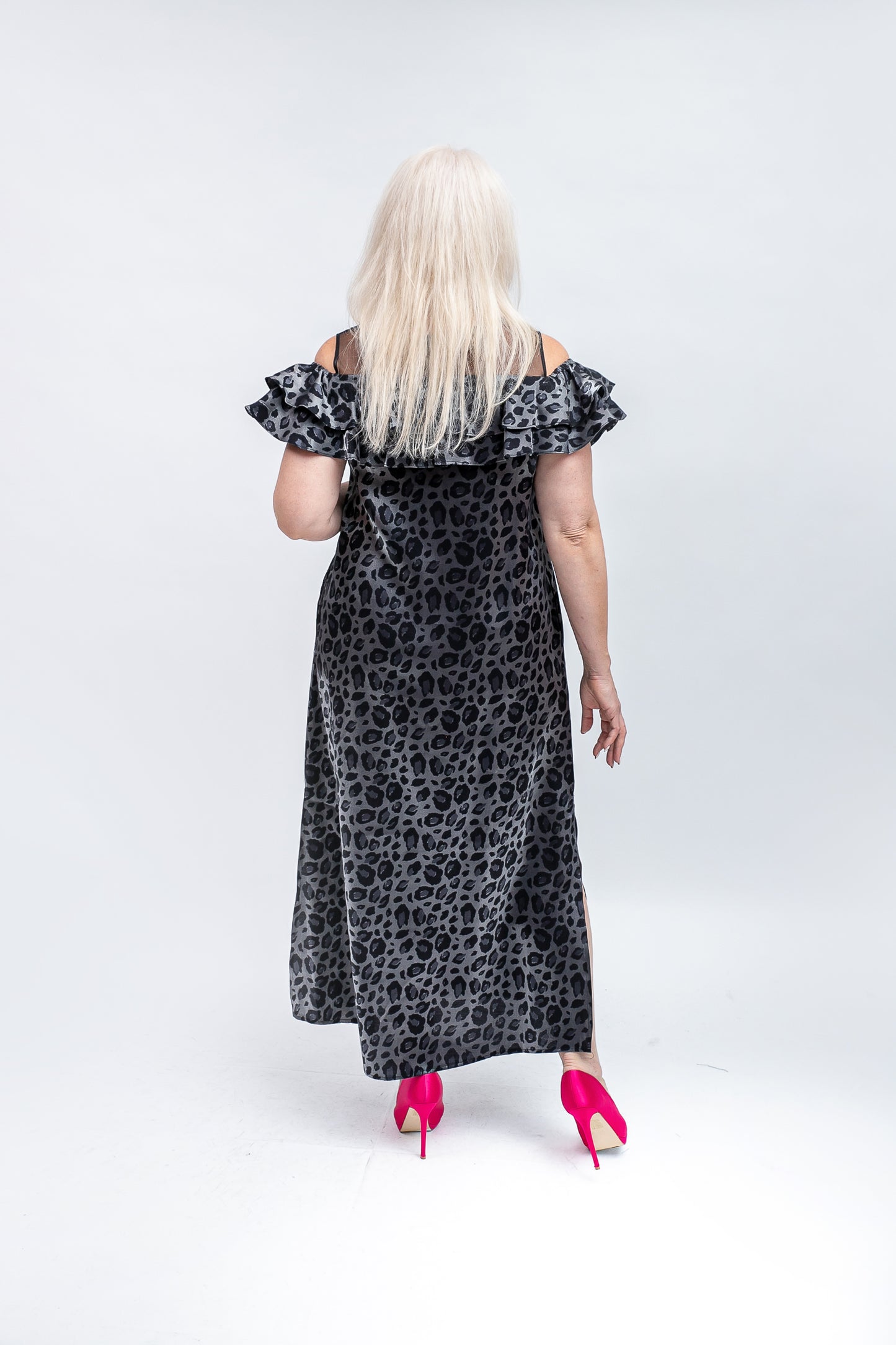 Eleganta kleita ar pelēku leoparda printu