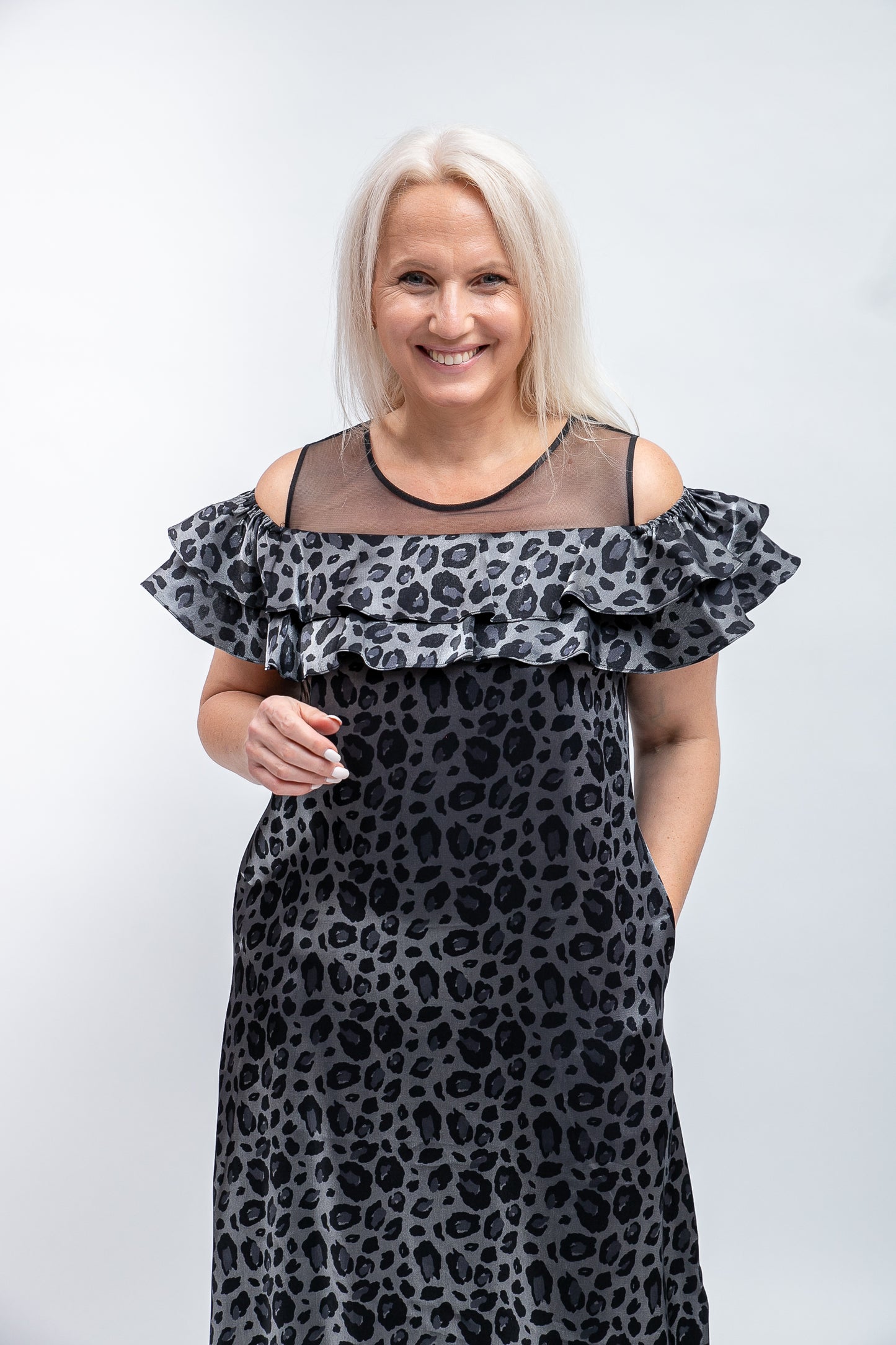 Eleganta kleita ar pelēku leoparda printu