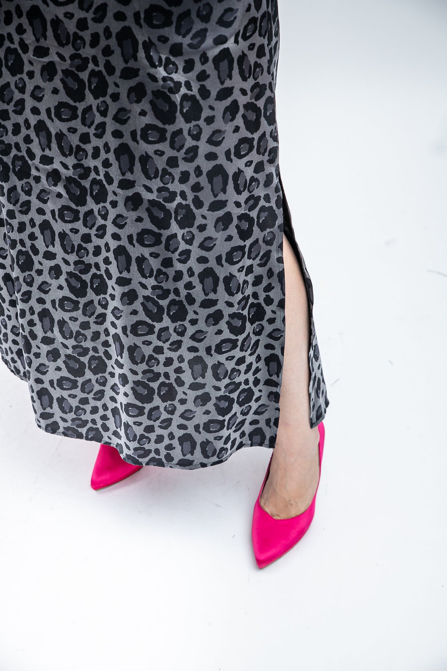 Eleganta kleita ar pelēku leoparda printu
