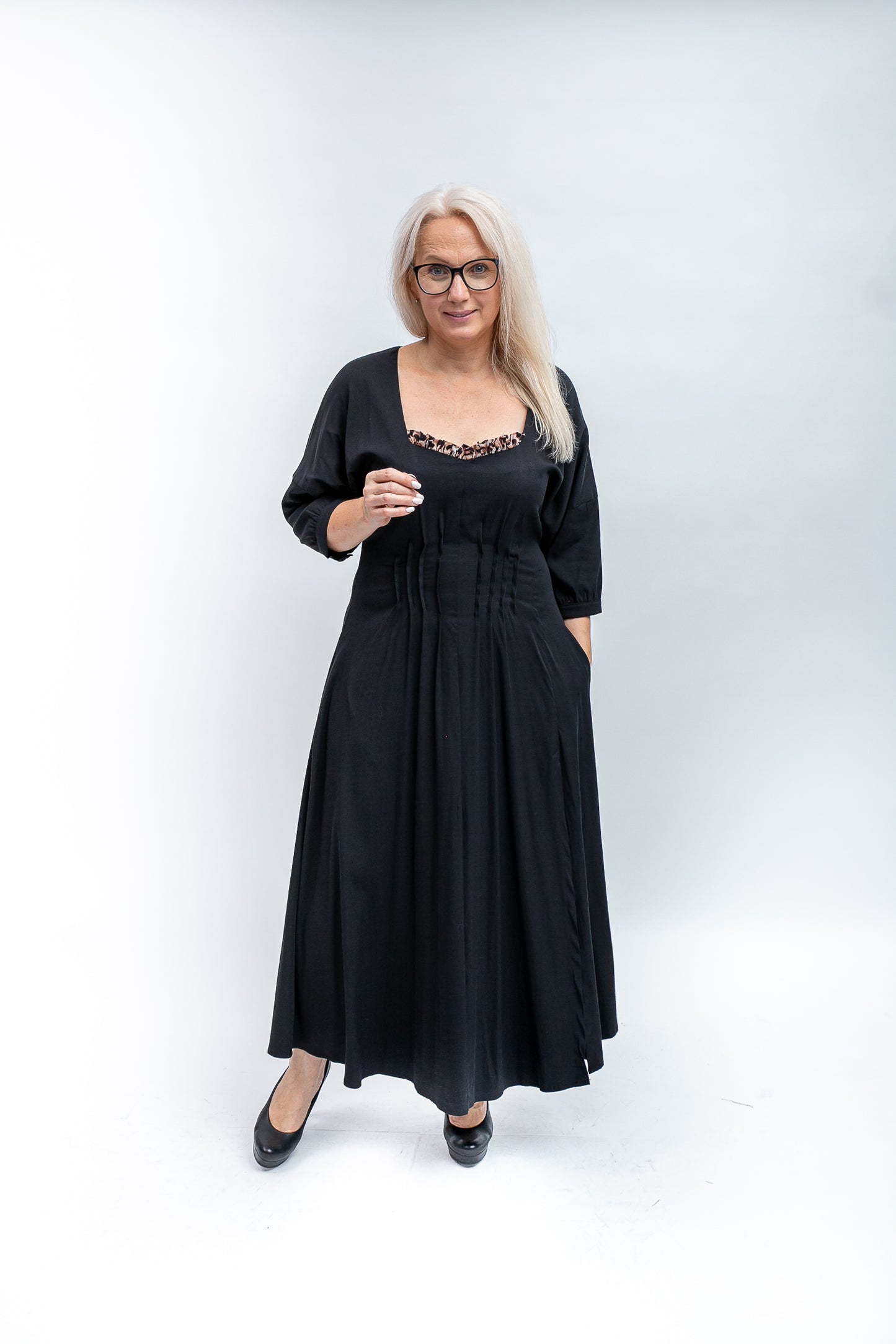 Melna kleita ar sasienamu muguru