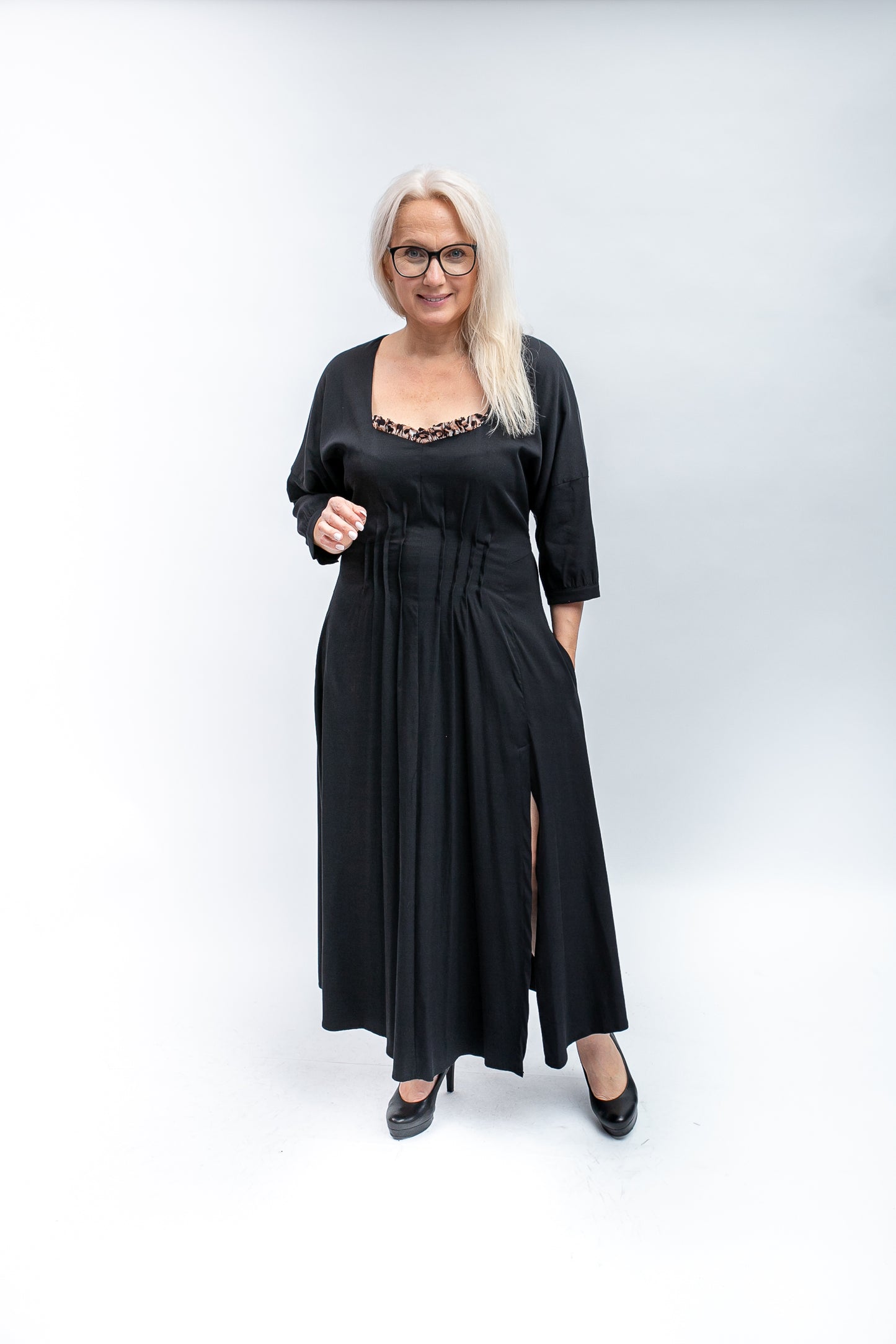 Melna kleita ar sasienamu muguru