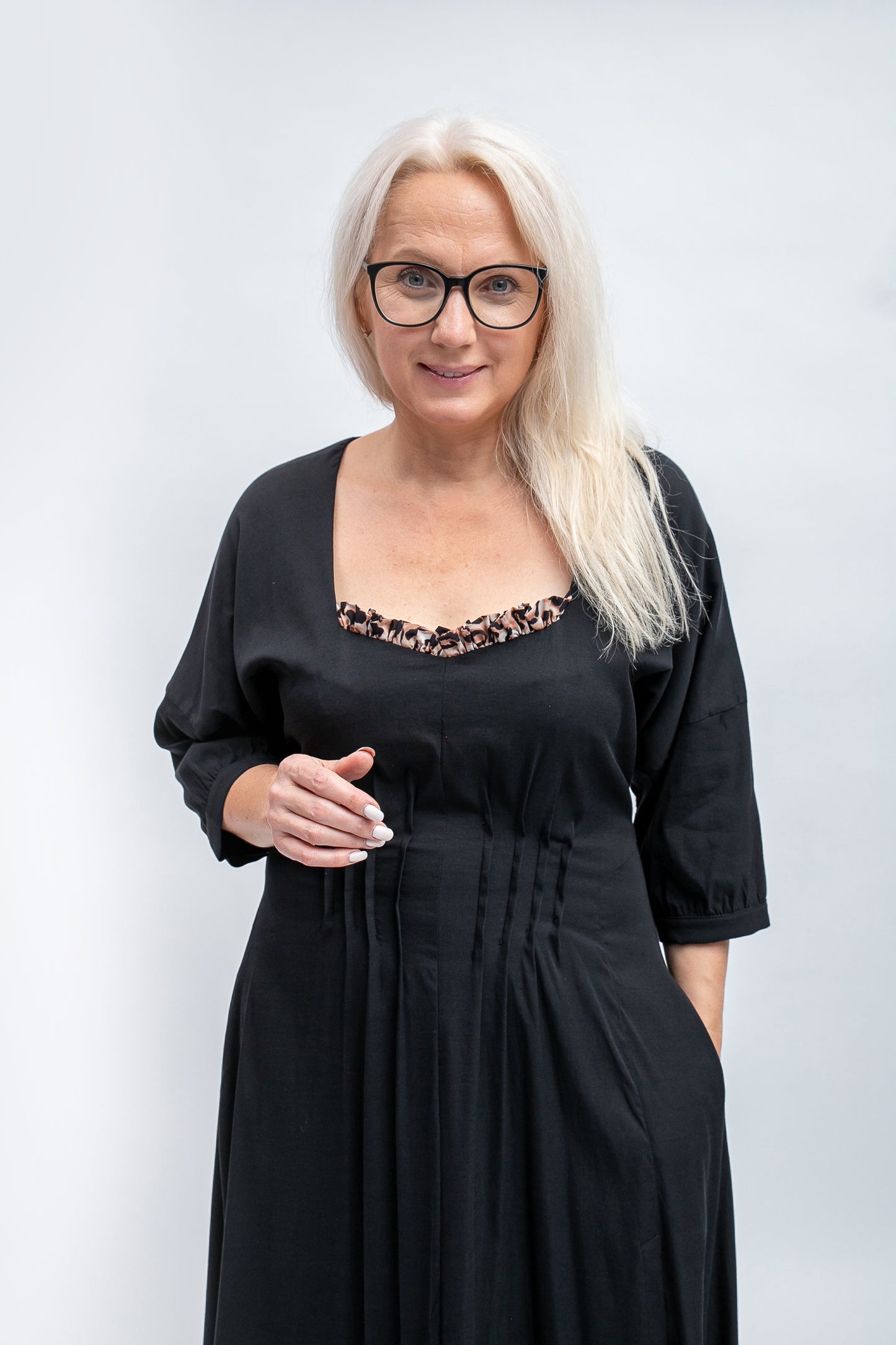 Melna kleita ar sasienamu muguru